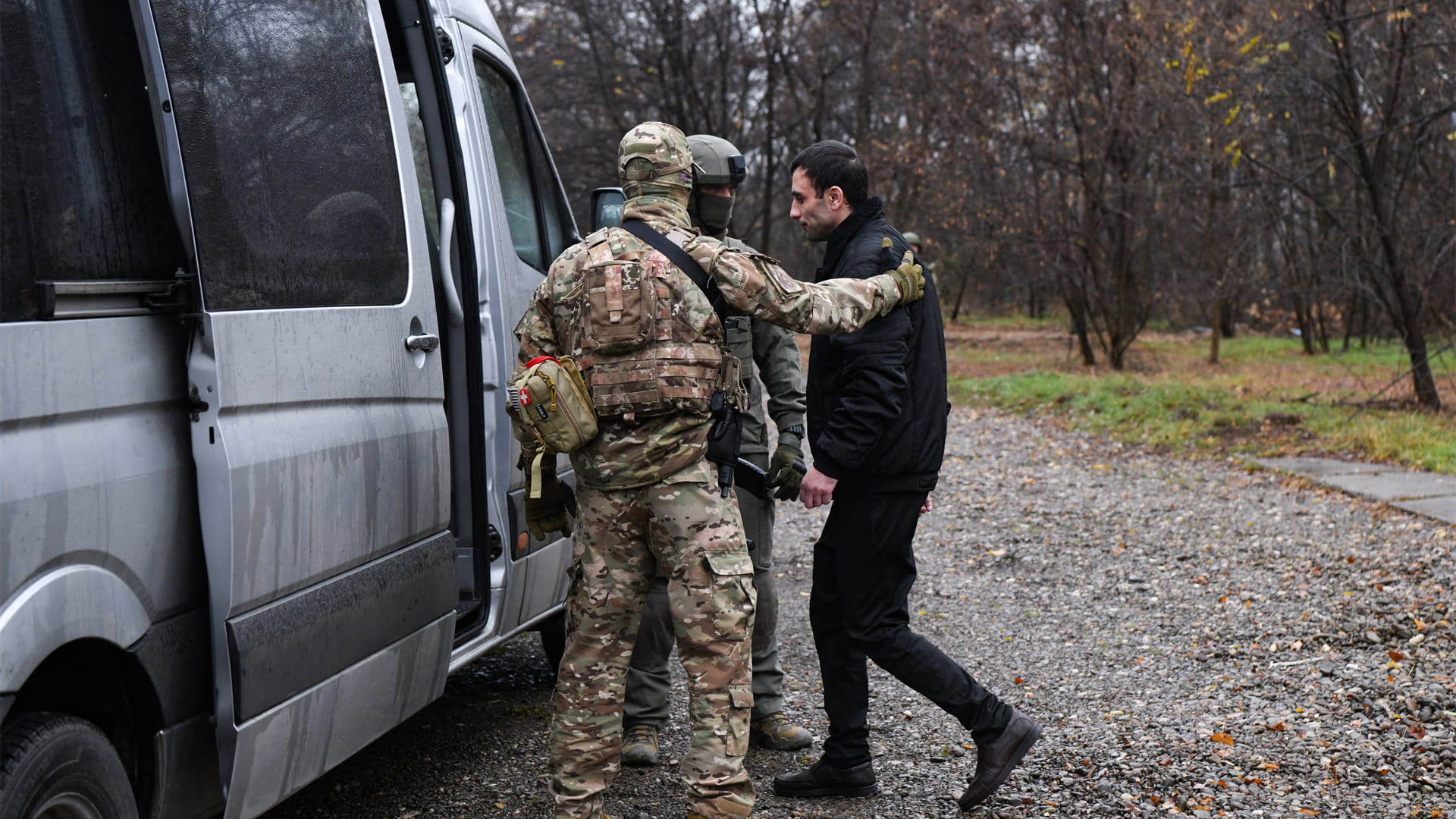 صورة بعنوان: خطوة أولى نحو تحسين العلاقات.. أرمينيا وأذربيجان تتبادلان أسرى حرب 
