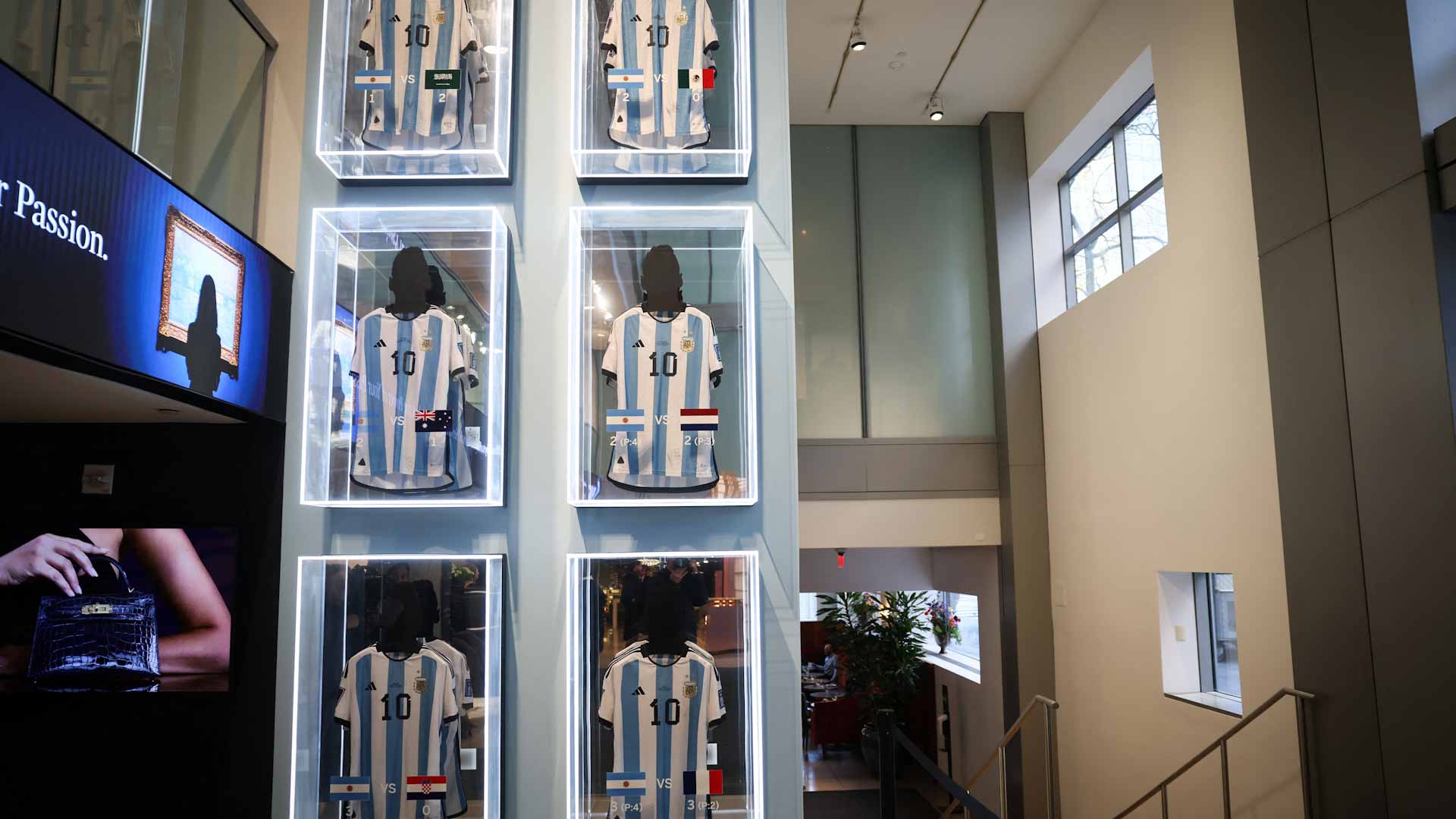 صورة بعنوان: في مزاد بنيويورك.. بيع 6 قمصان ارتداها ميسي بـ 7.8 مليون دولار 