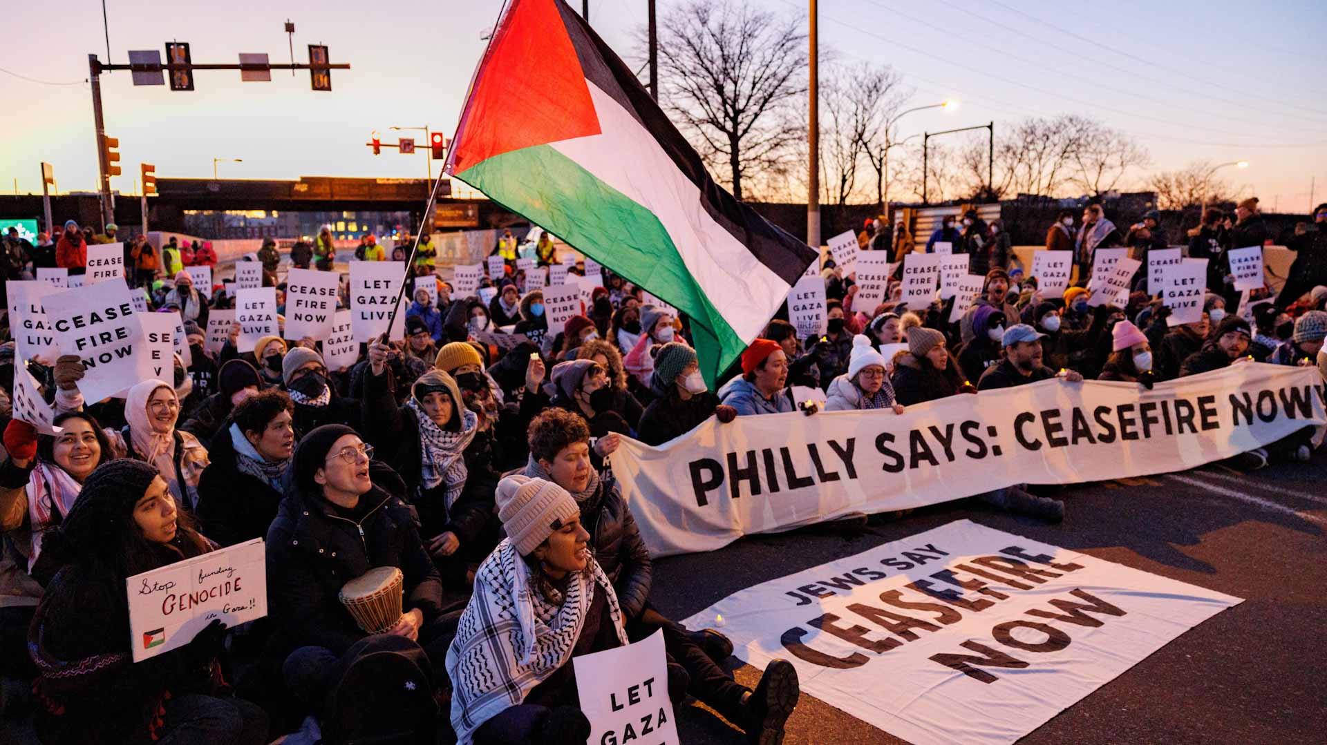 صورة بعنوان: جماعة يهودية أميركية تحتج في8 مدن للمطالبة بوقف إطلاق النار في غزة 