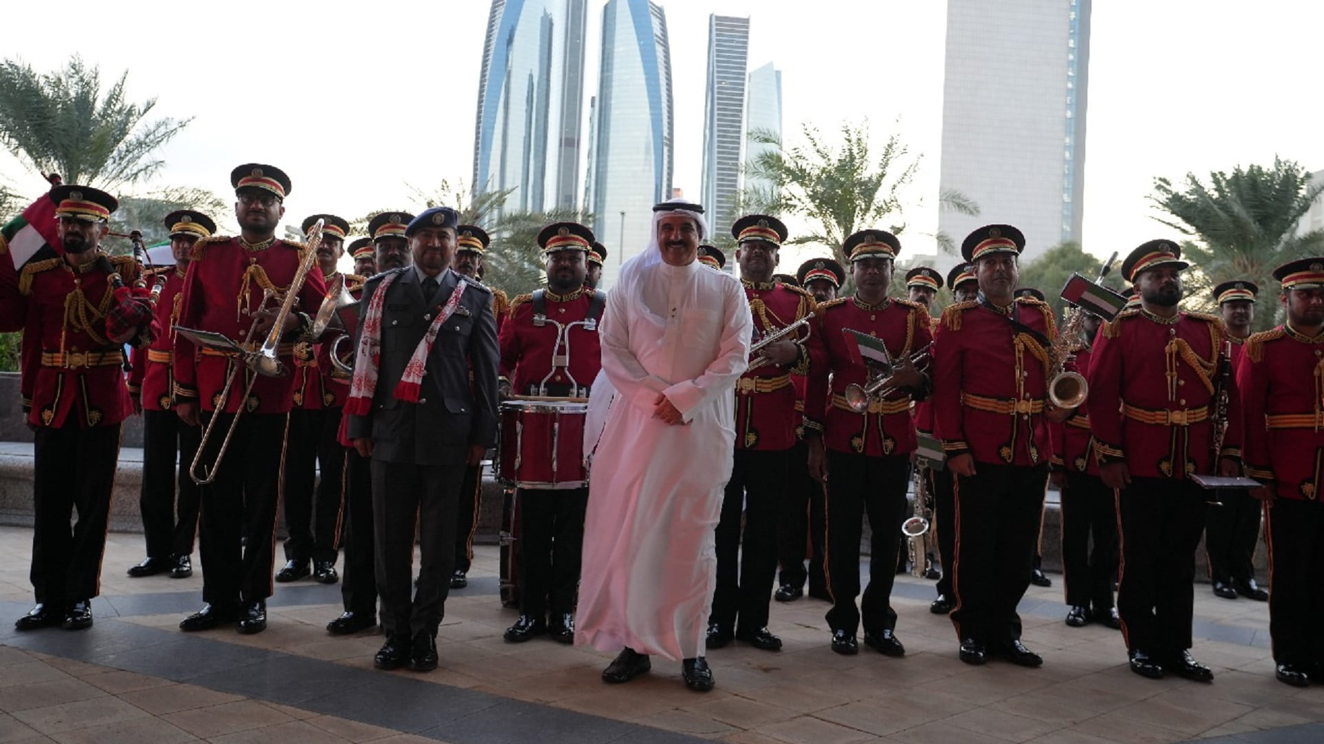 صورة بعنوان: شرطة أبوظبي تحتفي باليوم الوطني الـ52 للبحرين 