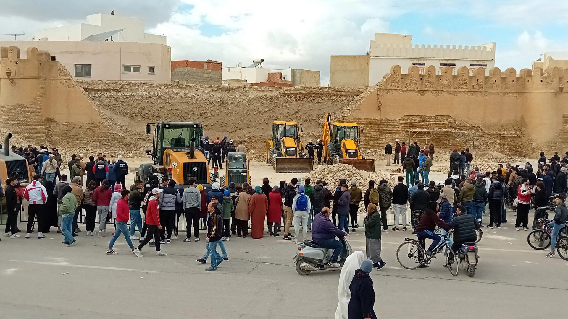 صورة بعنوان: مقتل وإصابة 5 عمال بانهيار قسم من سور مدينة القيروان في تونس 