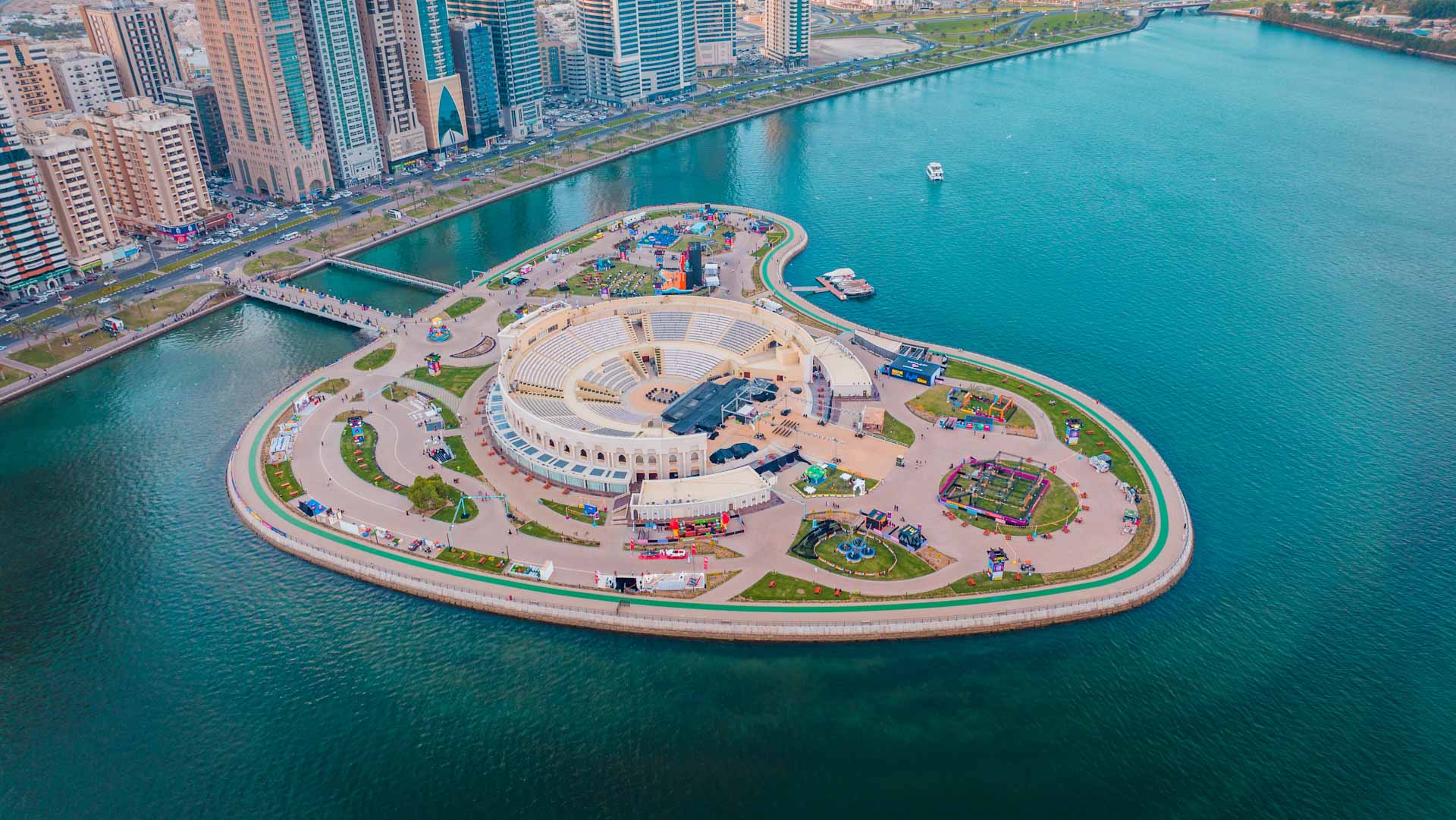 صورة بعنوان: "فعاليات الشارقة" ينقل الجمهور إلى عوالم تجمع المعرفة والترفيه 