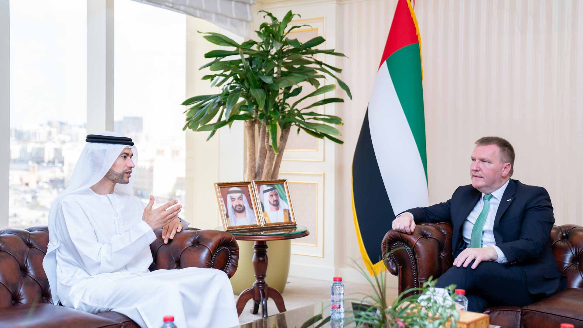 صورة بعنوان: محمد الحسيني يلتقي وزير المالية الإيرلندي في ديوان الوزارة بدبي 