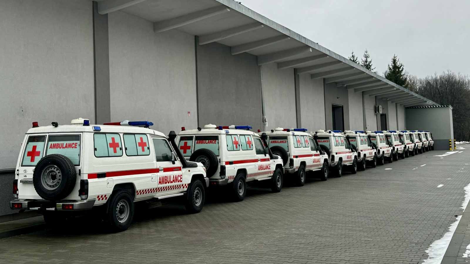 صورة بعنوان: الإمارات تدعم قطاع الصحة في أوكرانيا بدفعة ثانية من سيارات الإسعاف 