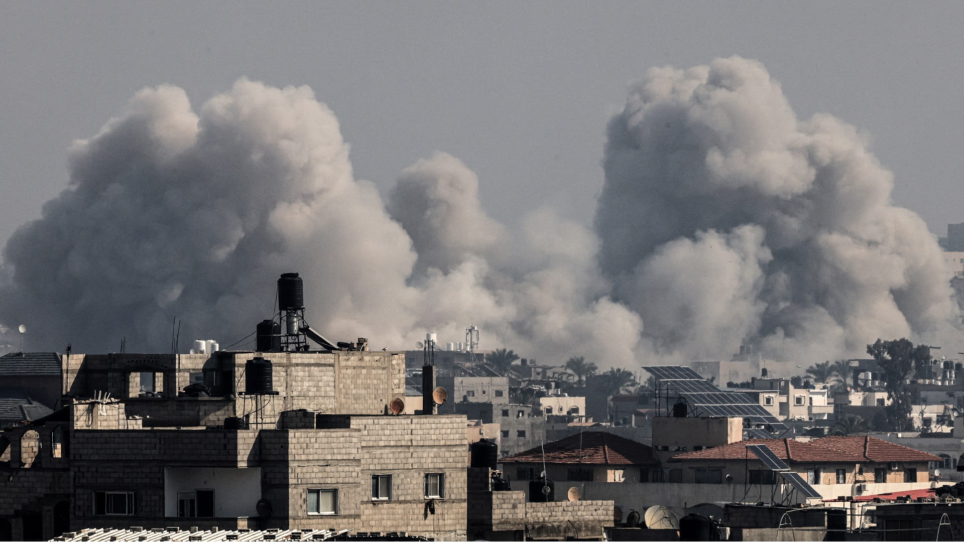 Image for the title: WHO team:  Gaza's Al-Shifa hospital is a 'bloodbath' 