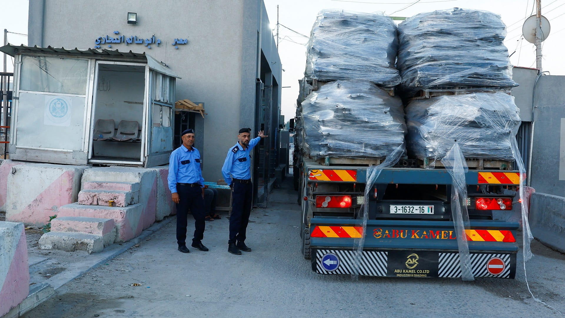 صورة بعنوان: مساعدات تدخل غزة من معبر كرم أبو سالم لأول مرة منذ اندلاع الحرب 