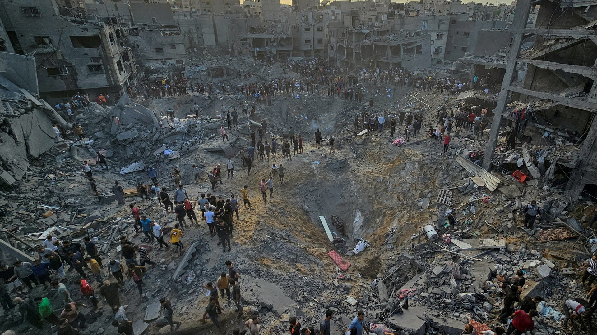 صورة بعنوان: وفاة 90 فلسطينياً وإصابة العشرات بغارات إسرائيلية على جباليا بغزة 