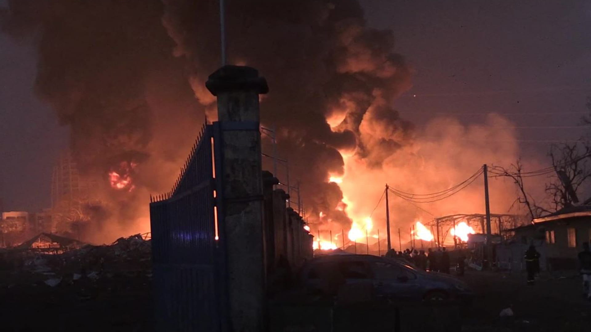 صورة بعنوان: 8قتلى في حريق ضخم بمستودع الوقود الرئيسي في غينيا 