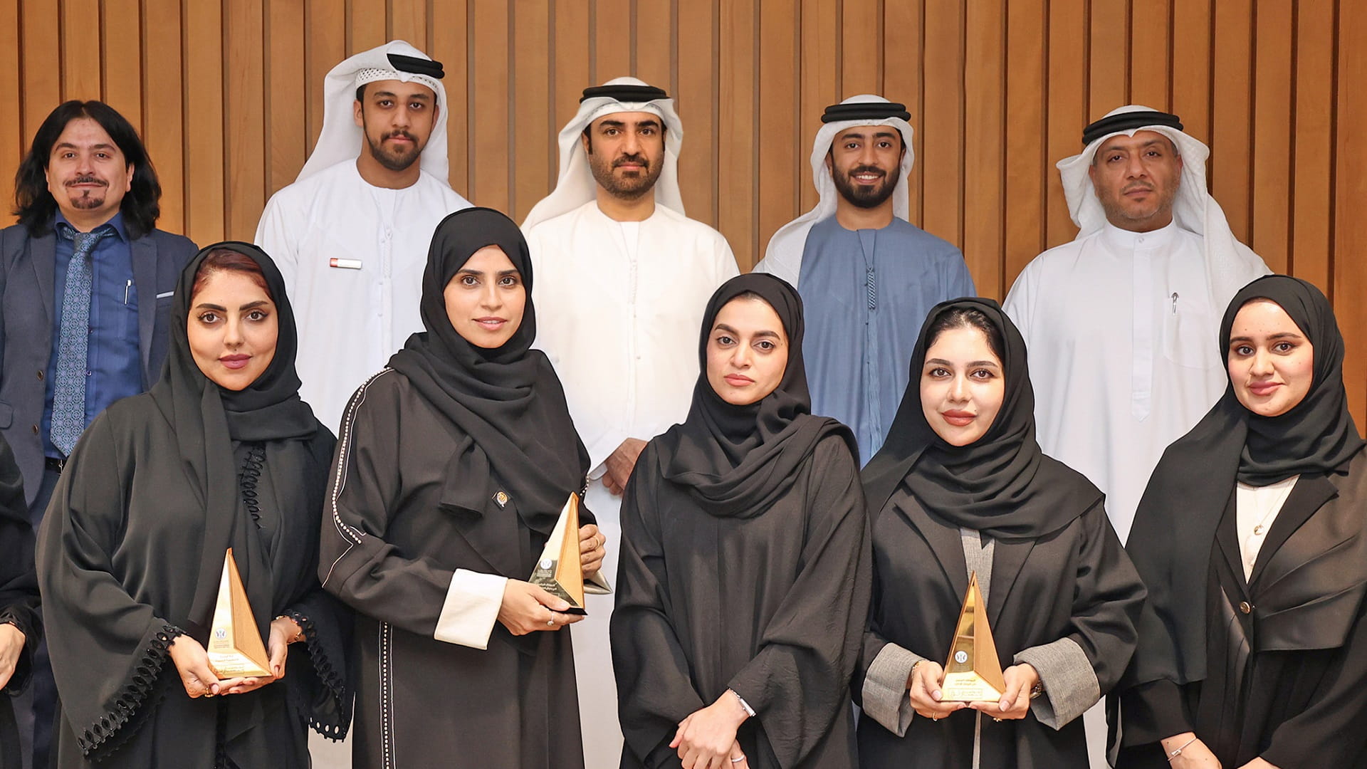 صورة بعنوان: "أشغال الشارقة" تكرم موظفيها الفائزين بجائزة "ارتقِ 6" 