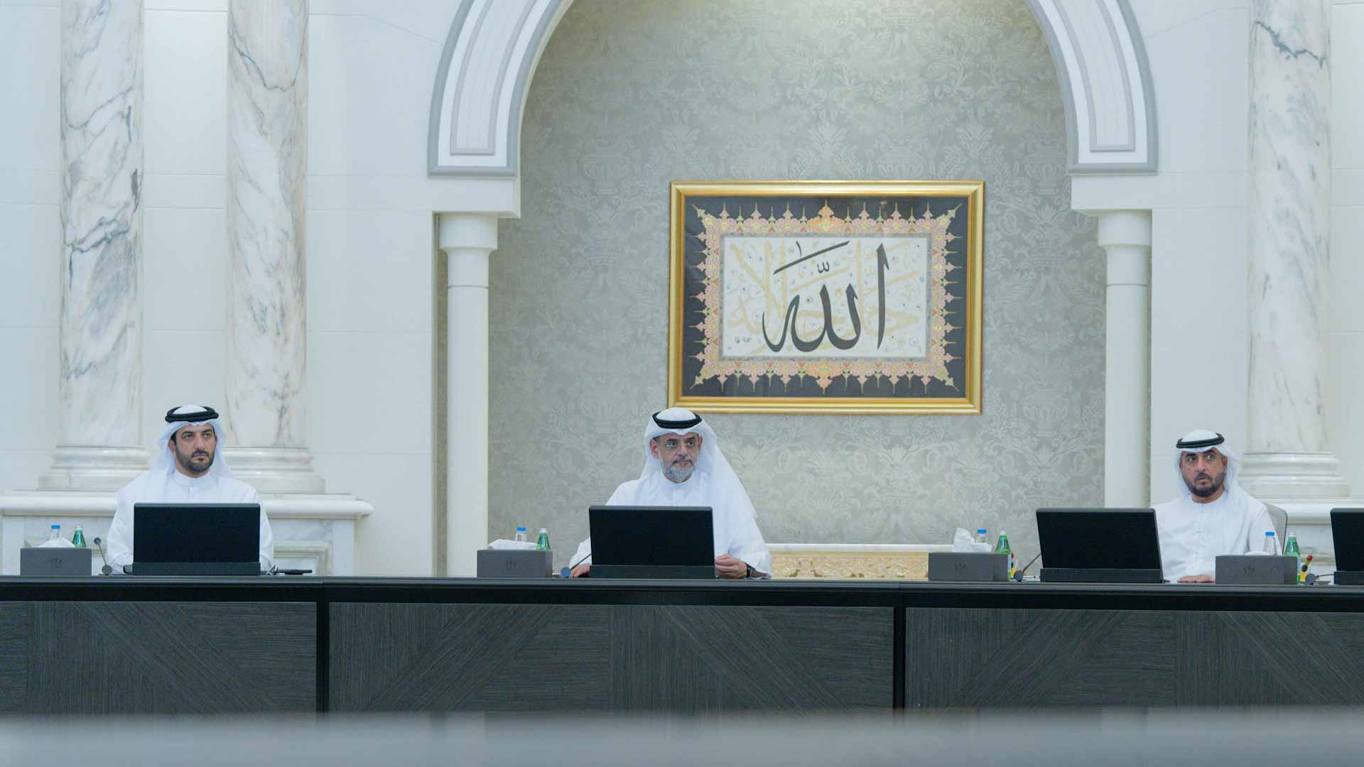 صورة بعنوان: "تنفيذي الشارقة" يناقش تطوير التشريعات والأنظمة لمختلف القطاعات 