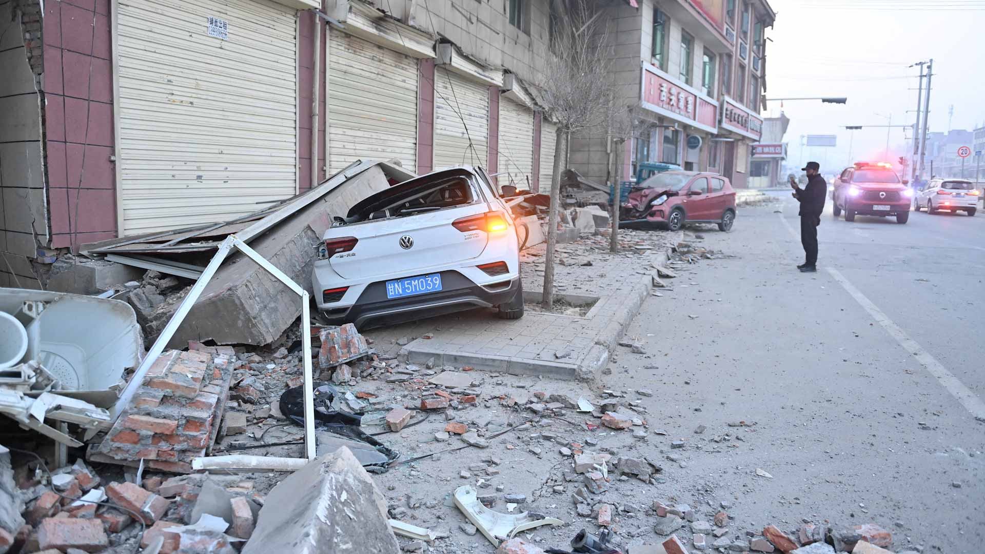 صورة بعنوان: في إحصاء جديد..ارتفاع ضحايا زلزال ضرب شمال الصين إلى 127 قتيلاً 