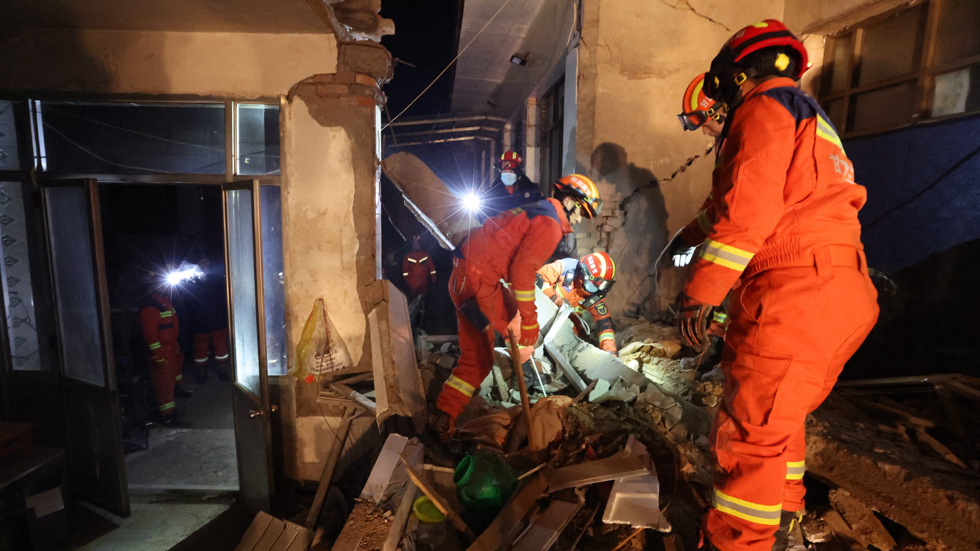 صورة بعنوان: عدد قتلى زلزال غانسو الصينية يرتفع إلى 111 والإنقاذ يبحث عن ناجين 