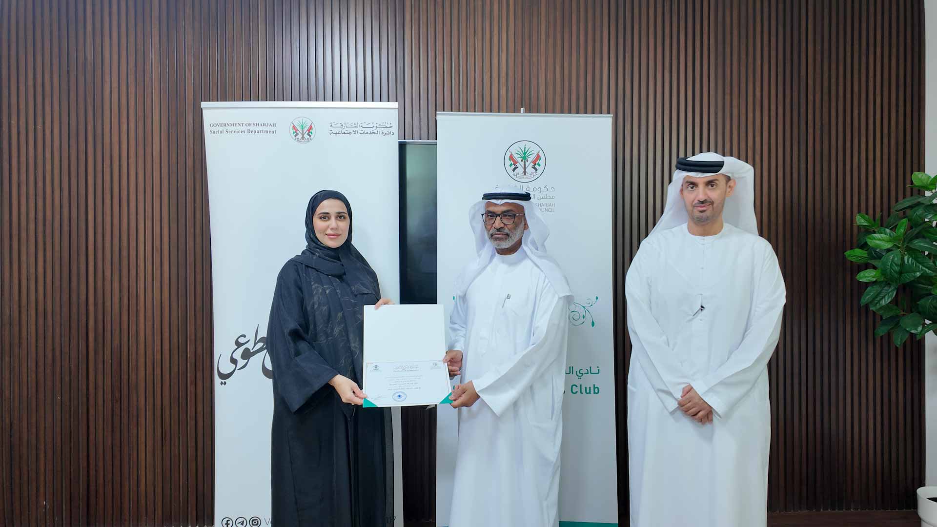 صورة بعنوان: تعاون بين "الشارقة للعمل التطوعي" و"نادي السيارات القديمة" 