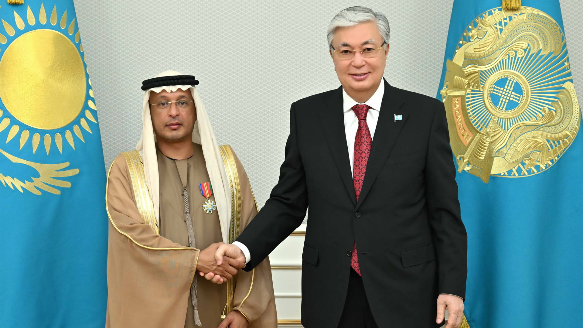 صورة بعنوان: رئيس كازاخستان يقلّد سفير الإمارات وسام "دوستيك" 