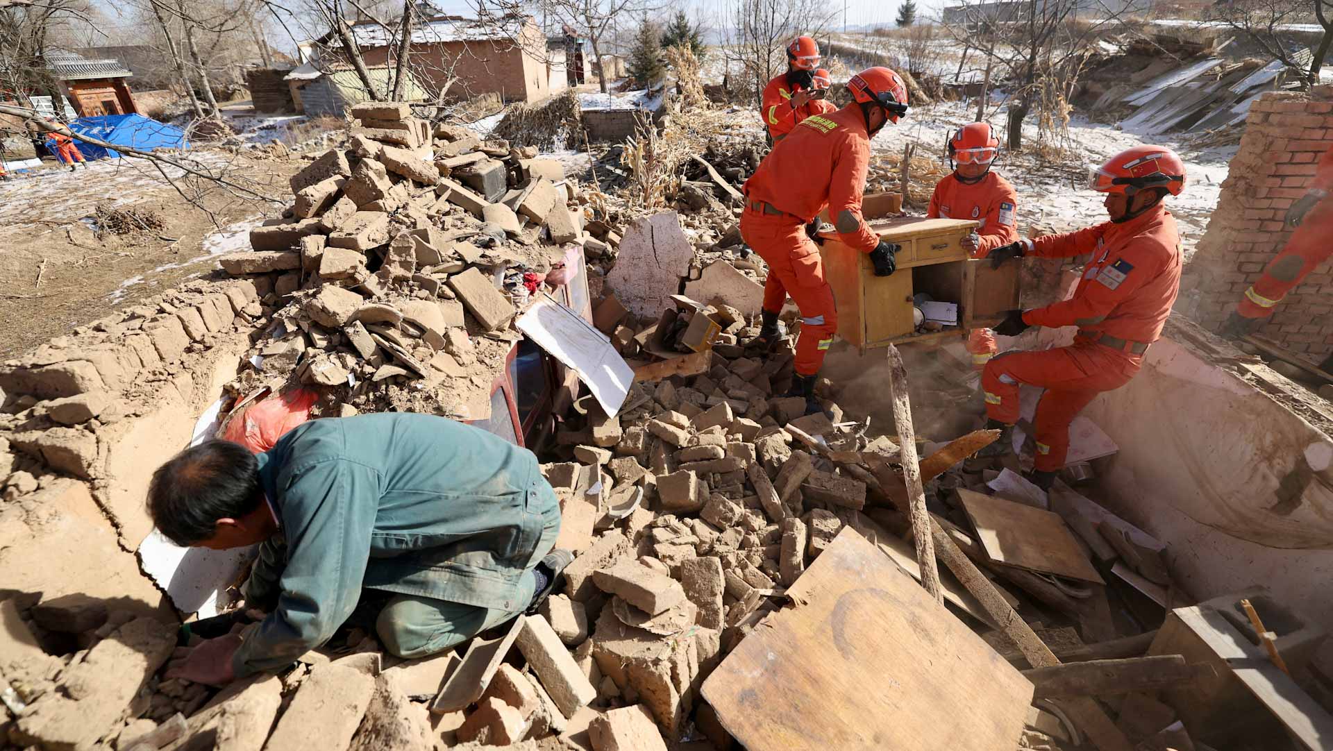 صورة بعنوان: وسط برد شديد يعرقل الجهود..عملية انتشال ضحايا زلزال الصين مستمرة 