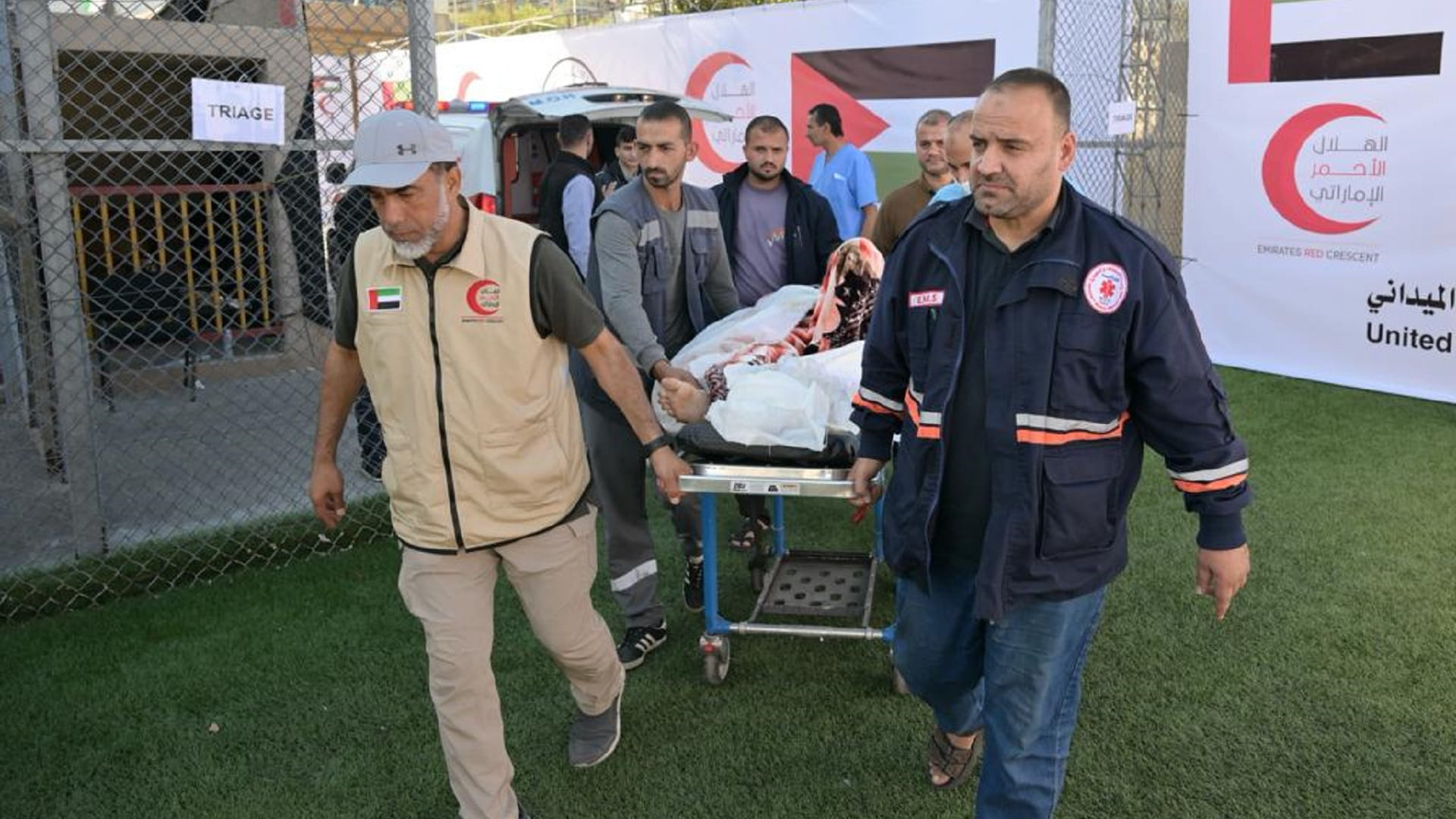 صورة بعنوان: الدفعة الرابعة من المتطوعين الطبيين في الإمارات تغادر إلى غزة 