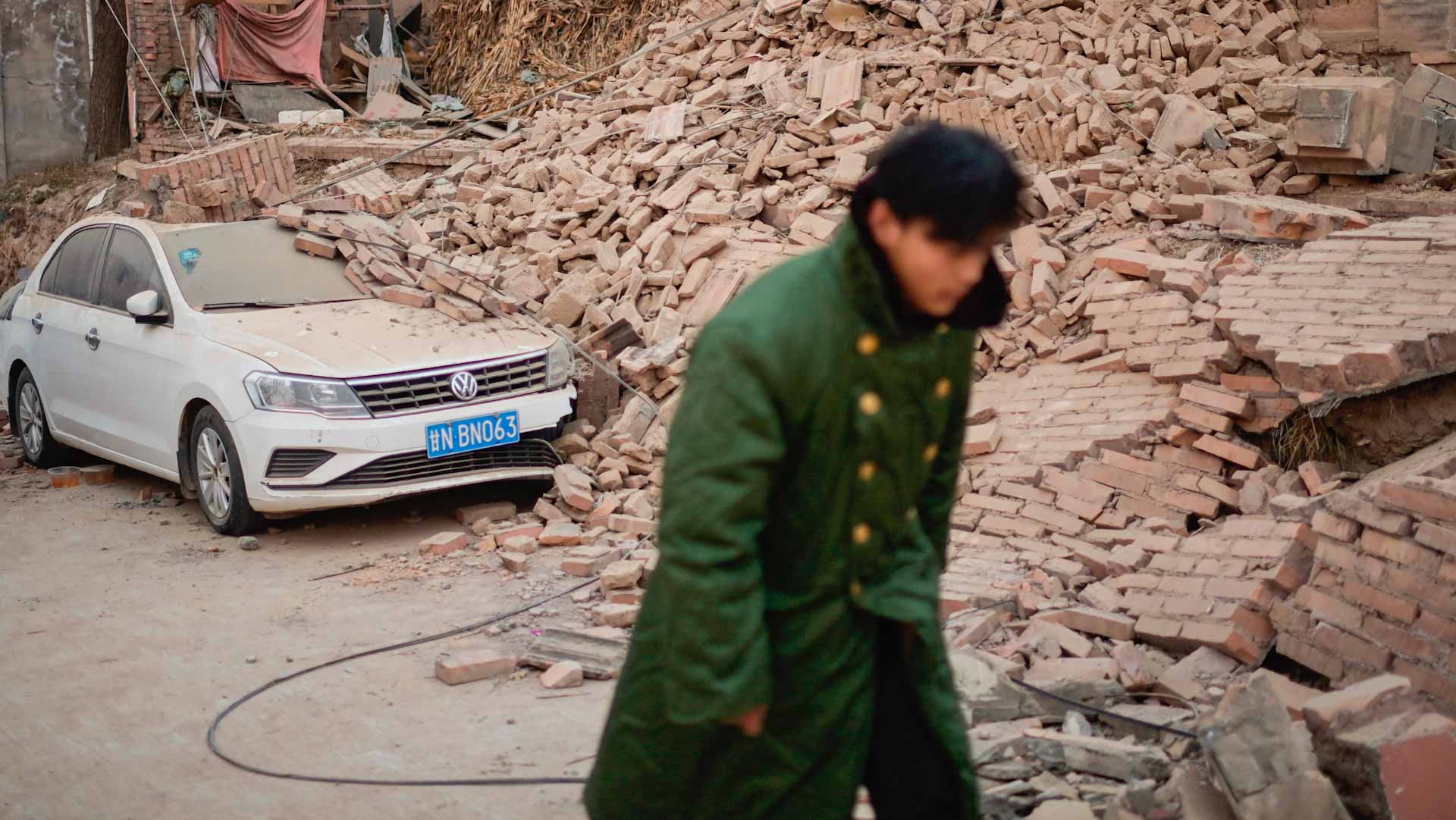 صورة بعنوان: في زيادة مستمرة..عدد ضحايا زلزال غانسو الصينية يصعد إلى 137 قتيلاً 