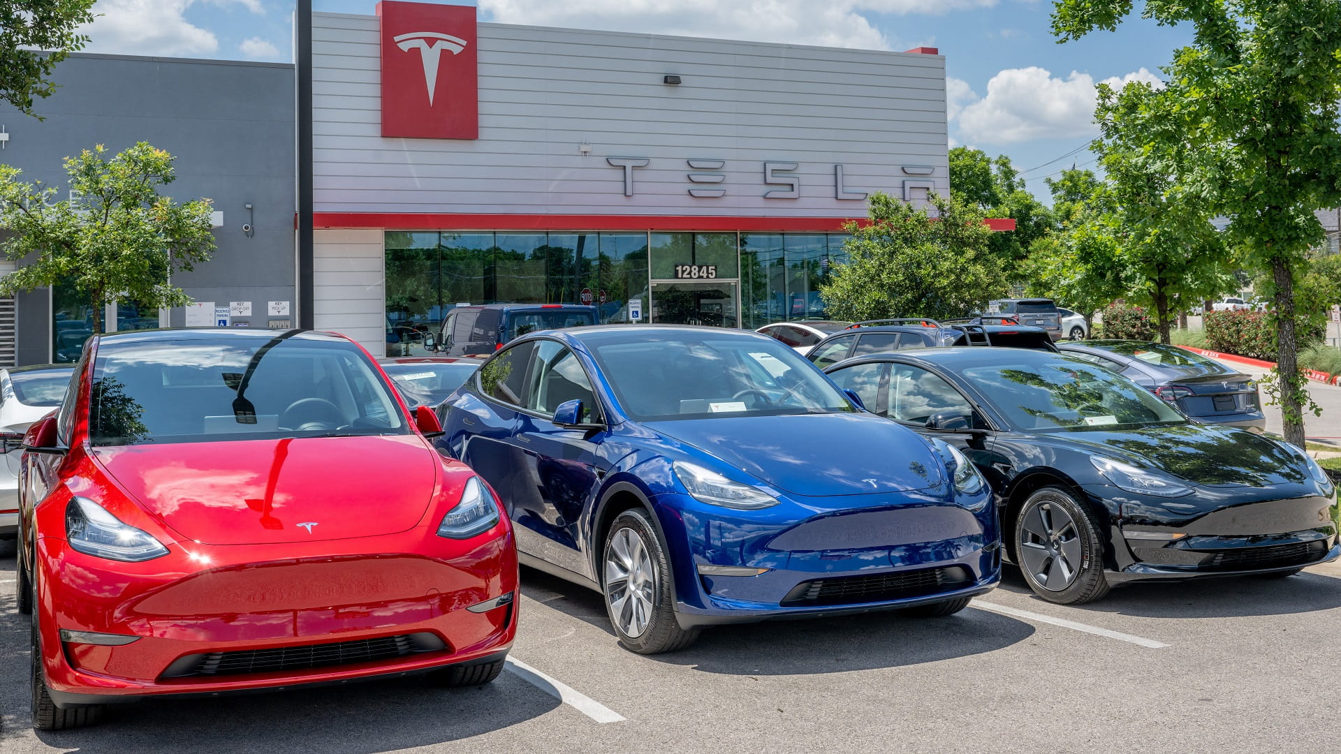 Image for the title: Tesla recalls 120,000 vehicles over doors safety issues 