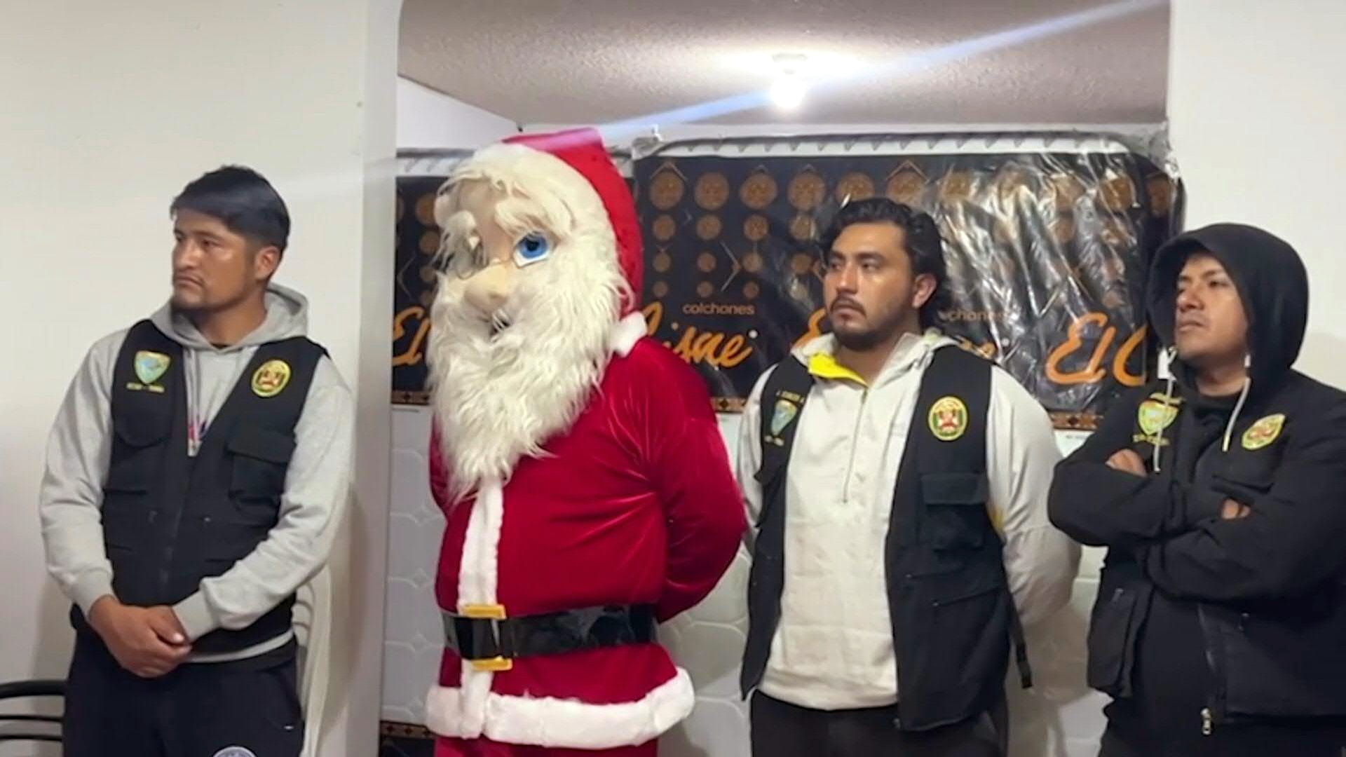 Image for the title: Peru Santa cop nabs 'Grinch' drug dealer in pre-Christmas op 