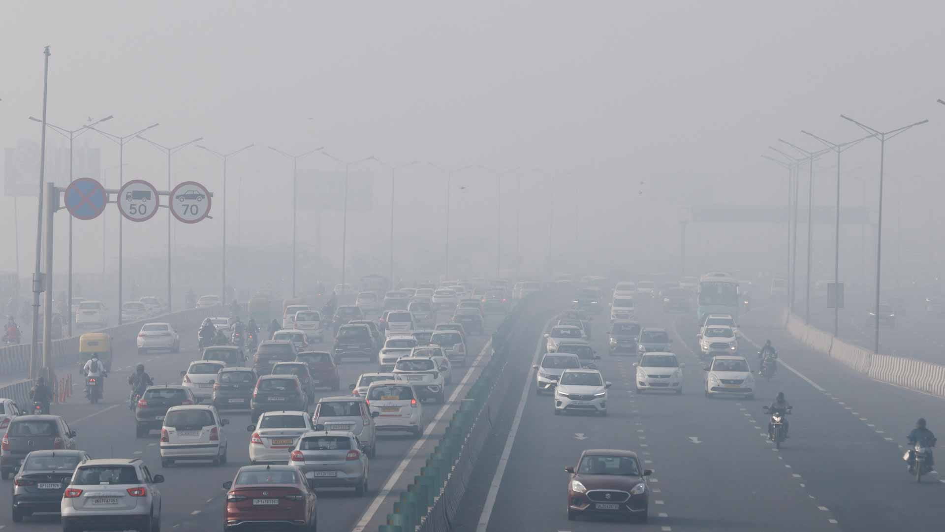 صورة بعنوان: في نيودلهي..ضباب كثيف يعطل معظم رحلات الطيران والقطارات 