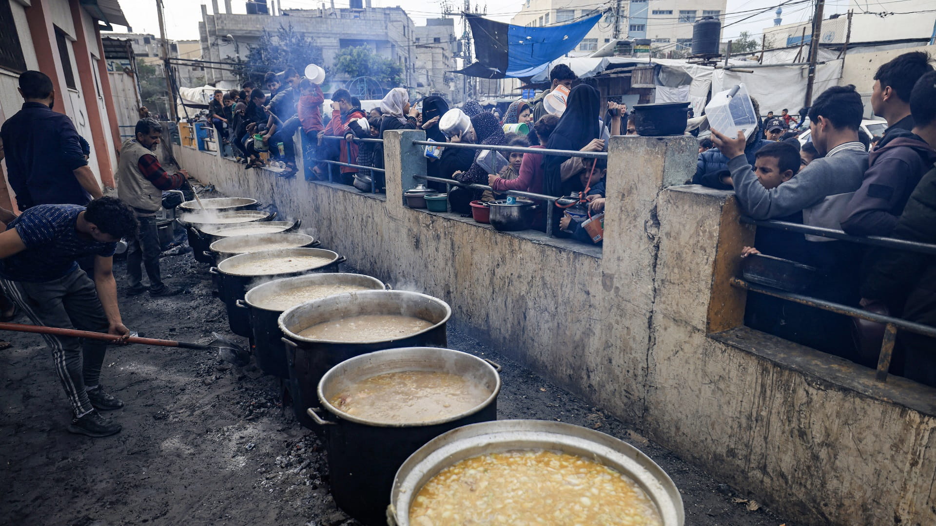 صورة بعنوان: منظمة الصحة العالمية: سكان غزة يواجهون خطراً جسيماً 