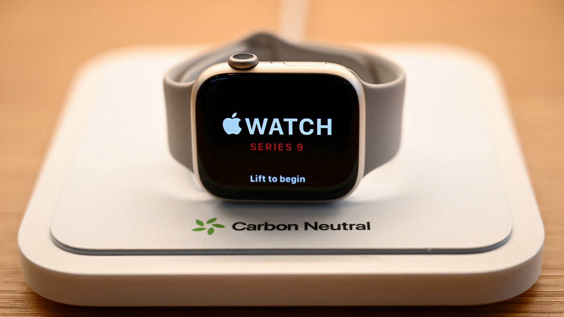 Image for the title: Apple wins watch ban delay in US patent feud 