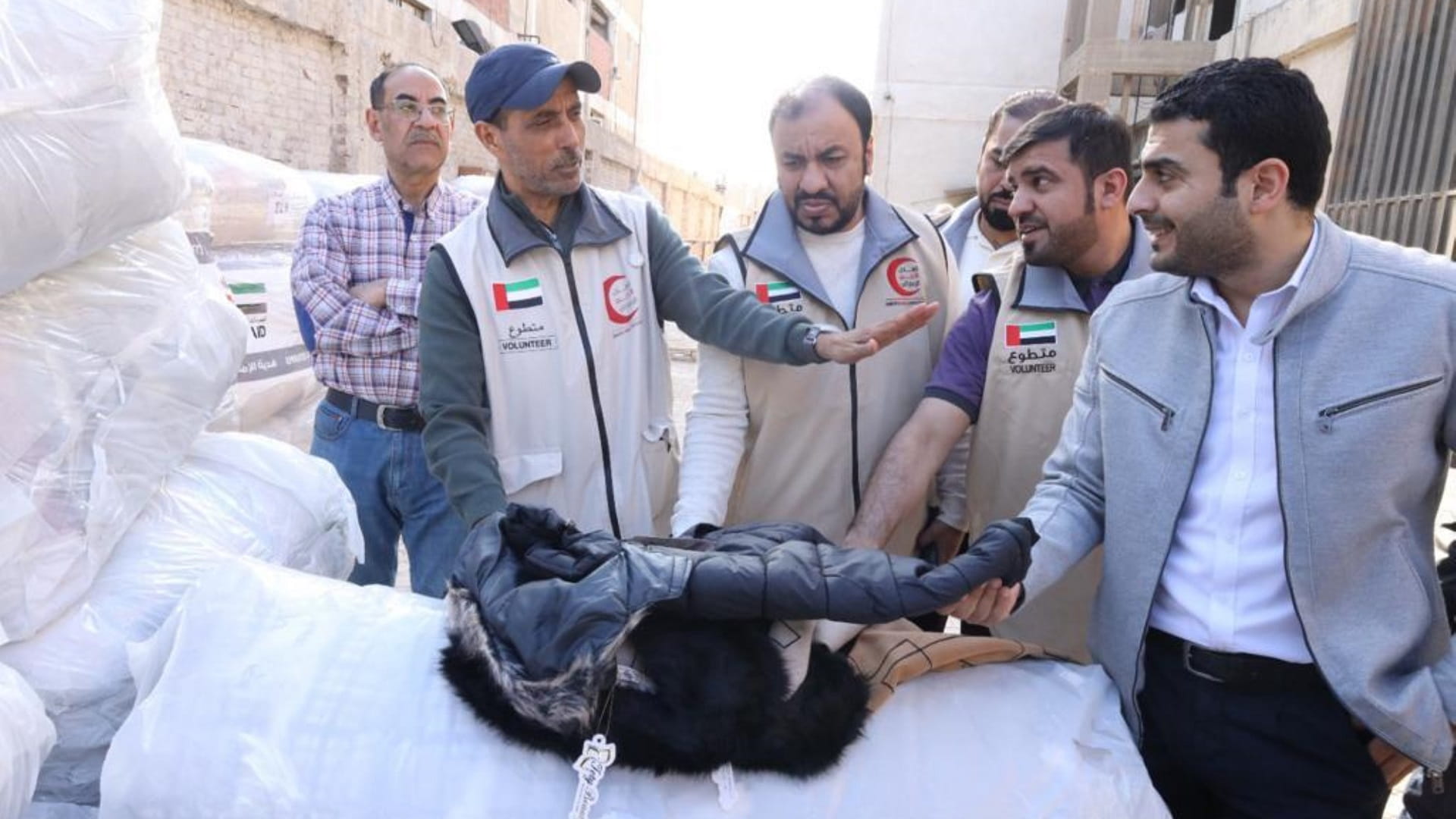 صورة بعنوان: هيئة الهلال الأحمر تخصص قافلة إنسانية لغزة ضمن حملتها الشتوية 
