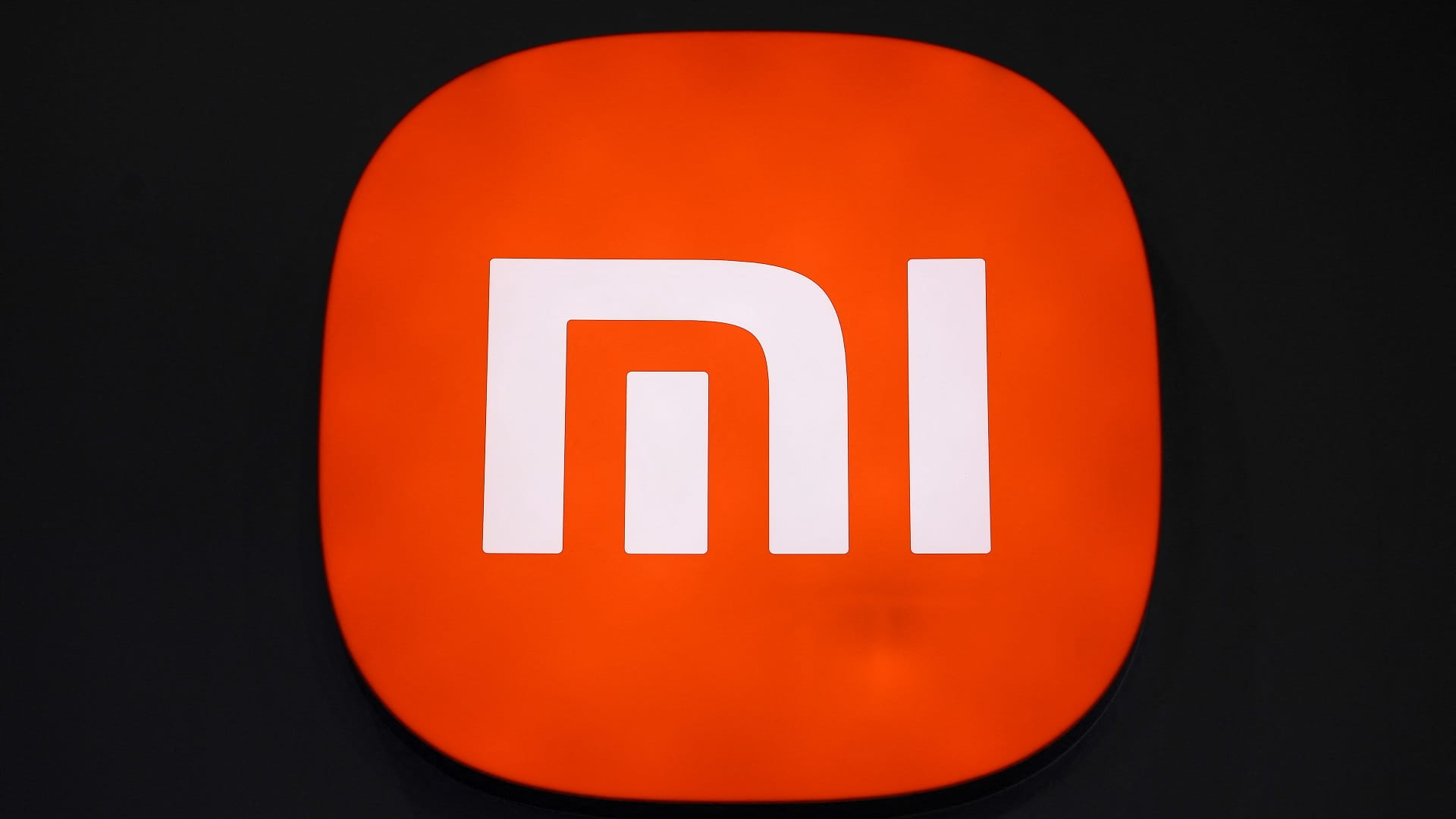 Image for the title: Chinese smartphone giant Xiaomi unveils first electric car 