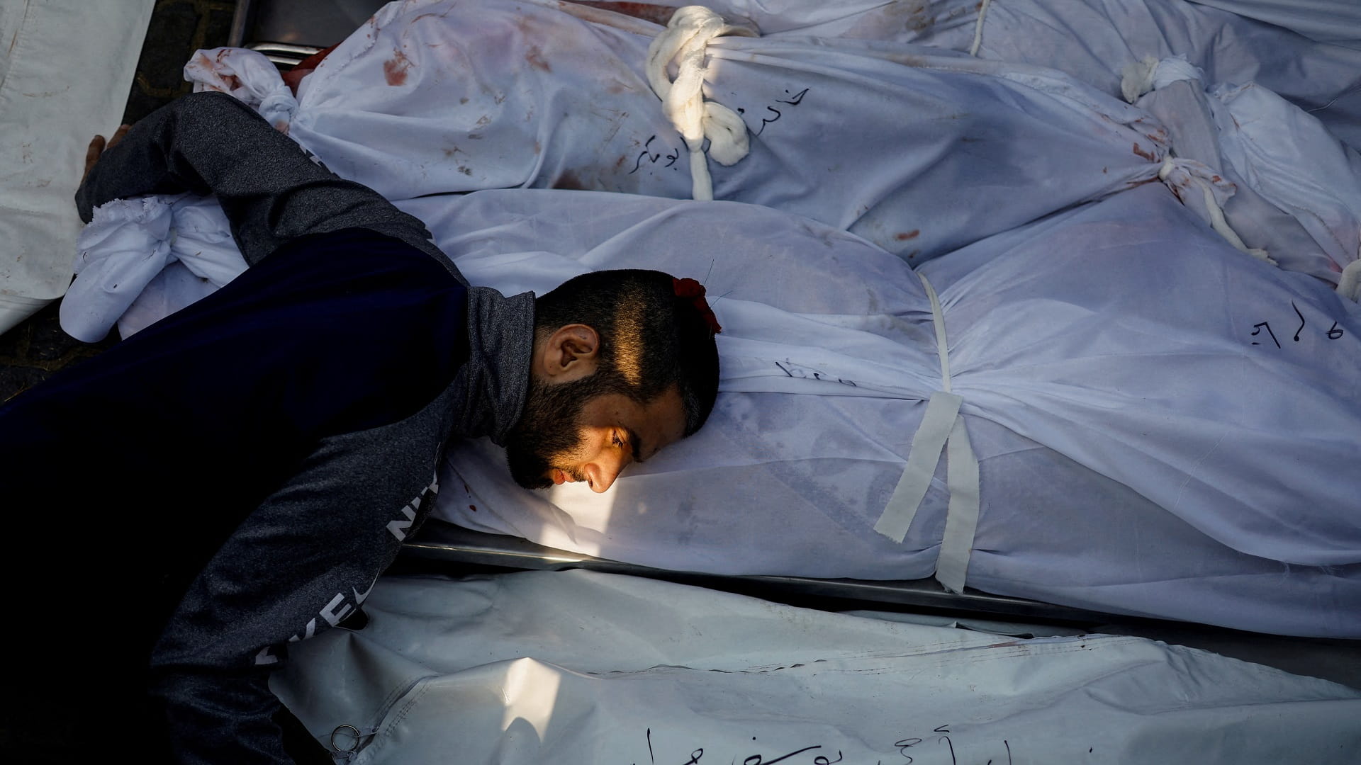 صورة بعنوان: مقتل 15899 فلسطينياً في الغارات الإسرائيلية منذ 7 أكتوبر 