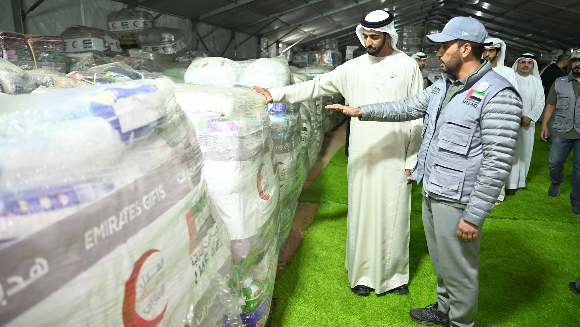 صورة بعنوان: شخبوط بن نهيان يتفقد مستودعات المساعدات الإماراتية الموجهة إلى غزة 