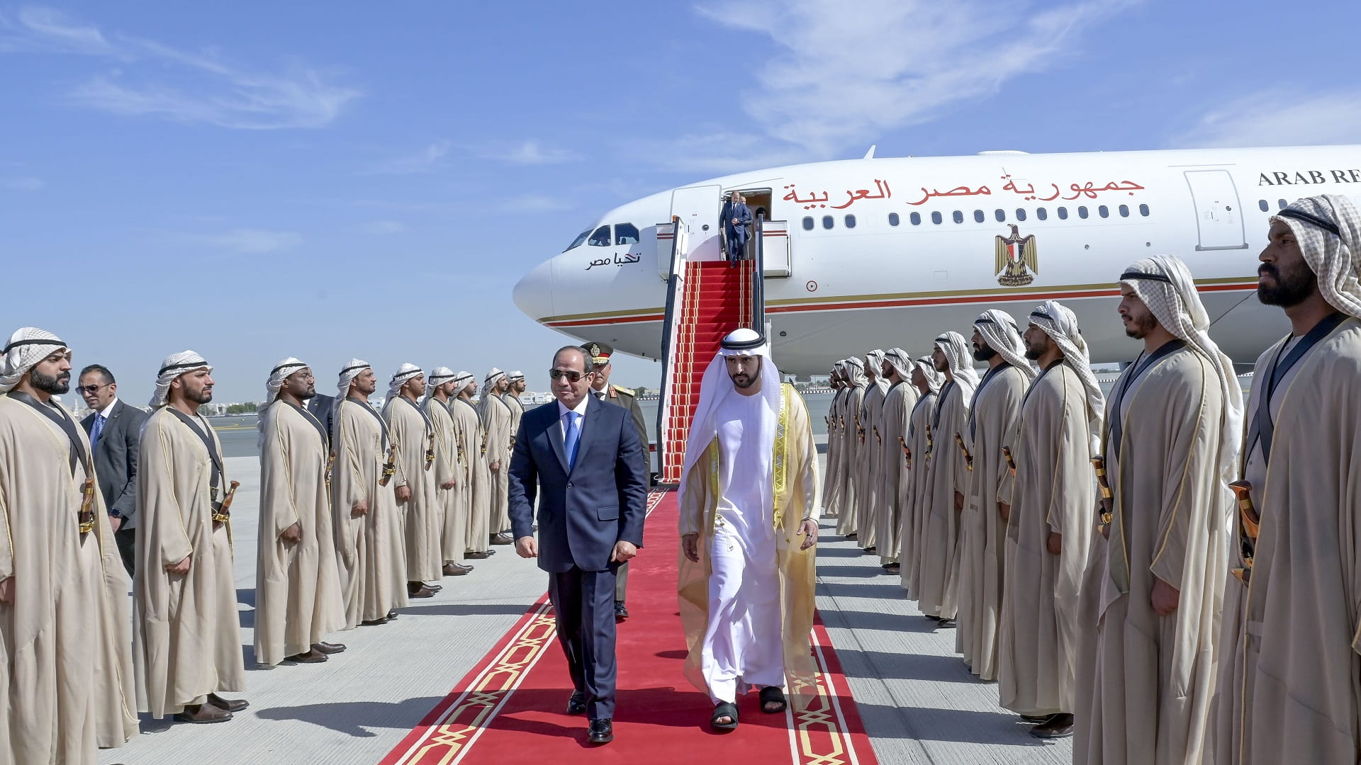 صورة بعنوان: استقبله حمدان بن محمد.. السيسي يصل دبي للمشاركة بقمة الحكومات 