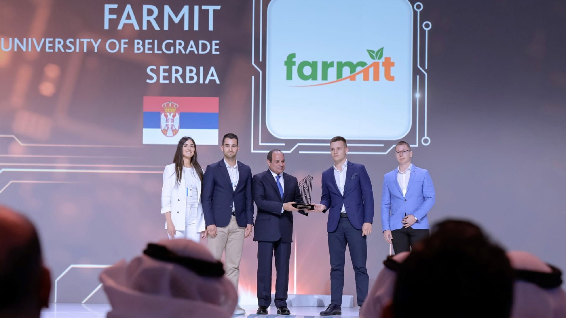 صورة بعنوان: السيسي يكرّم الفائزين بالجائزة العالمية لأفضل التطبيقات الحكومية 