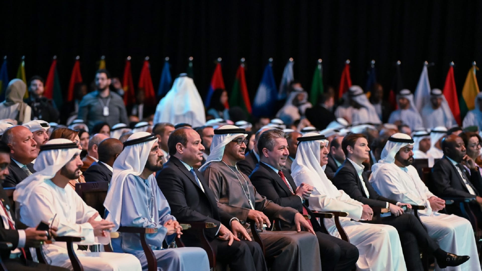 صورة بعنوان: رئيس الدولة ومحمد بن راشد يشهدان جلسة حوارية رئيسية للرئيس المصري 