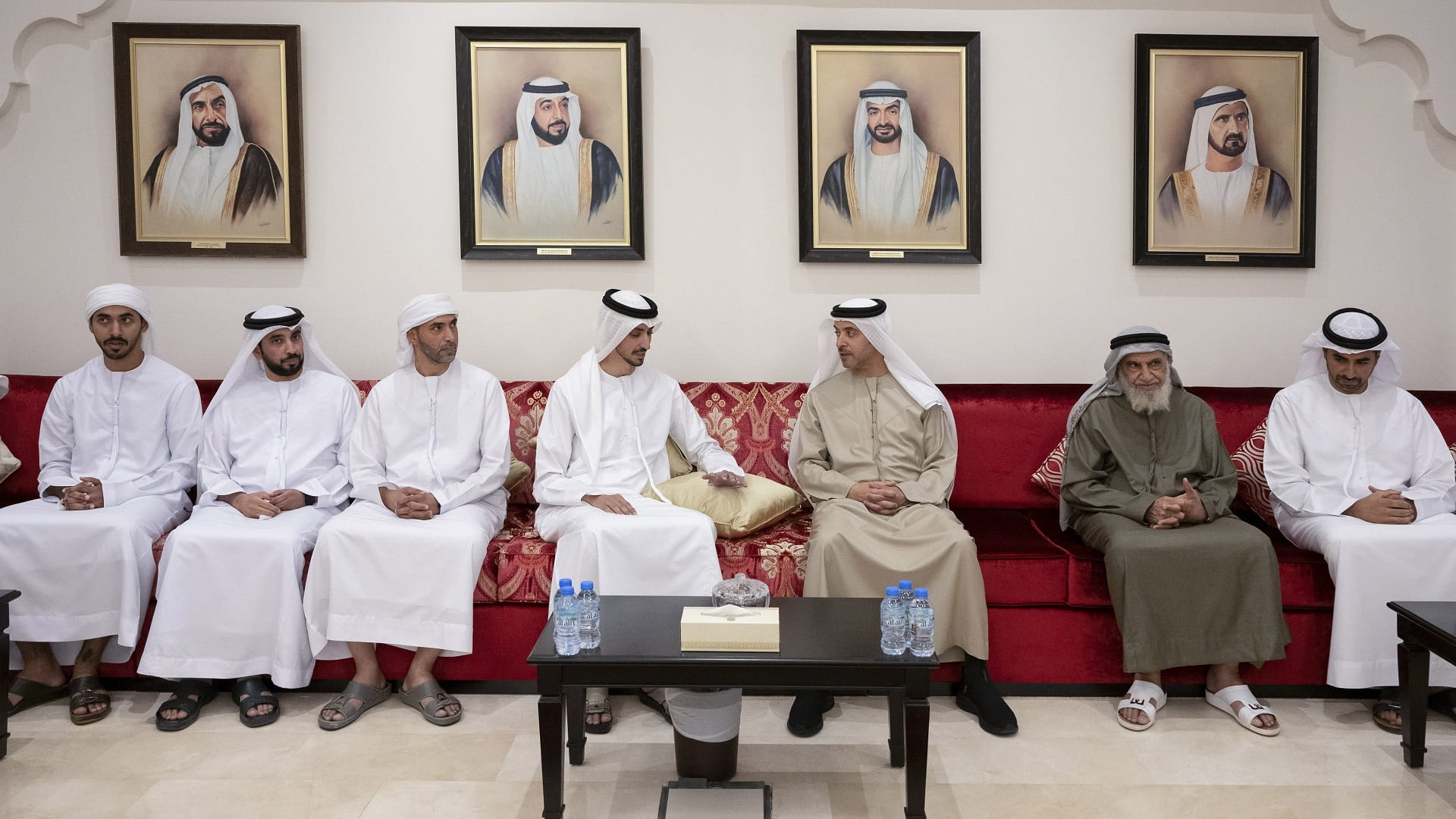 صورة بعنوان: هزاع بن زايد يقدم واجب العزاء في وفاة سالم عتيق المزروعي 