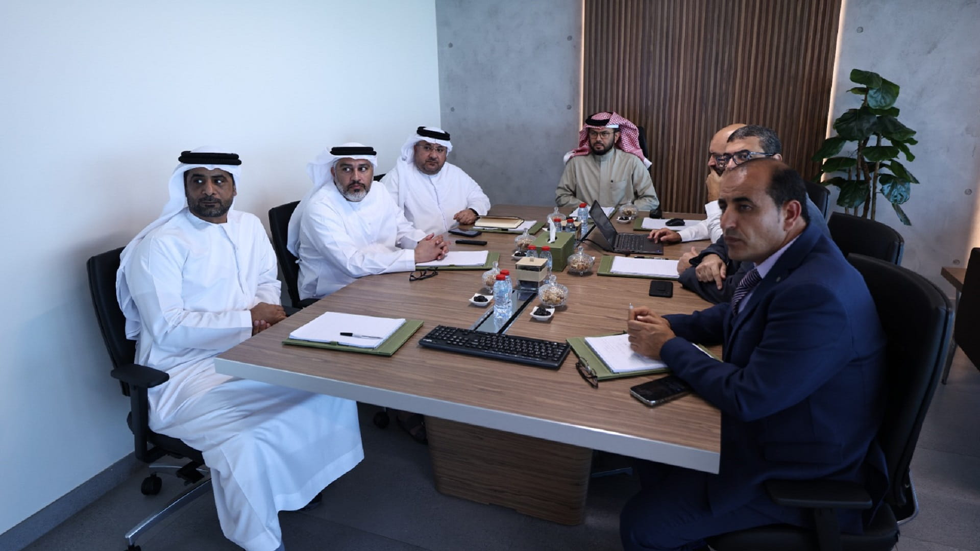 صورة بعنوان: "دائرة الزراعة" و"تعاونية الشارقة" تبحثان تسويق قمح مزرعة مليحة 