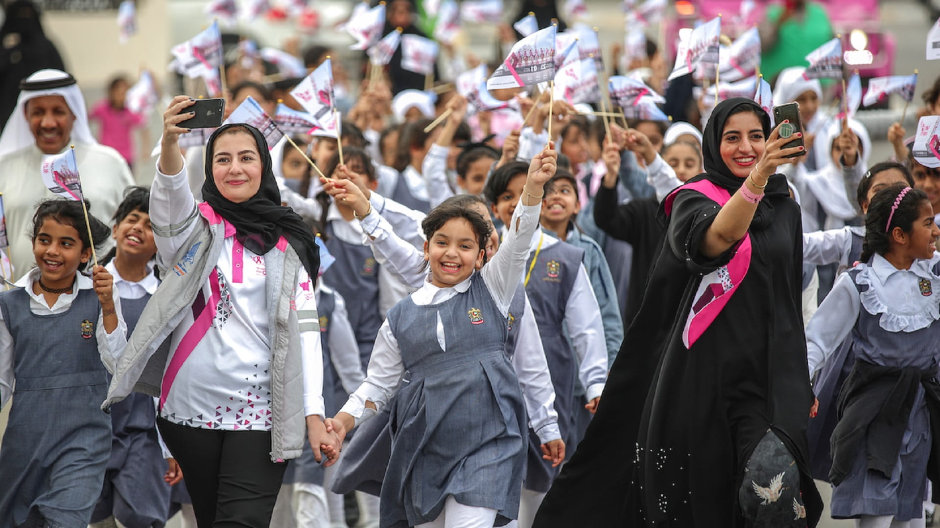 صورة بعنوان: "بك نستمر" شعار الدورة 11 من "القافلة الوردية" لكل فرد وداعم 