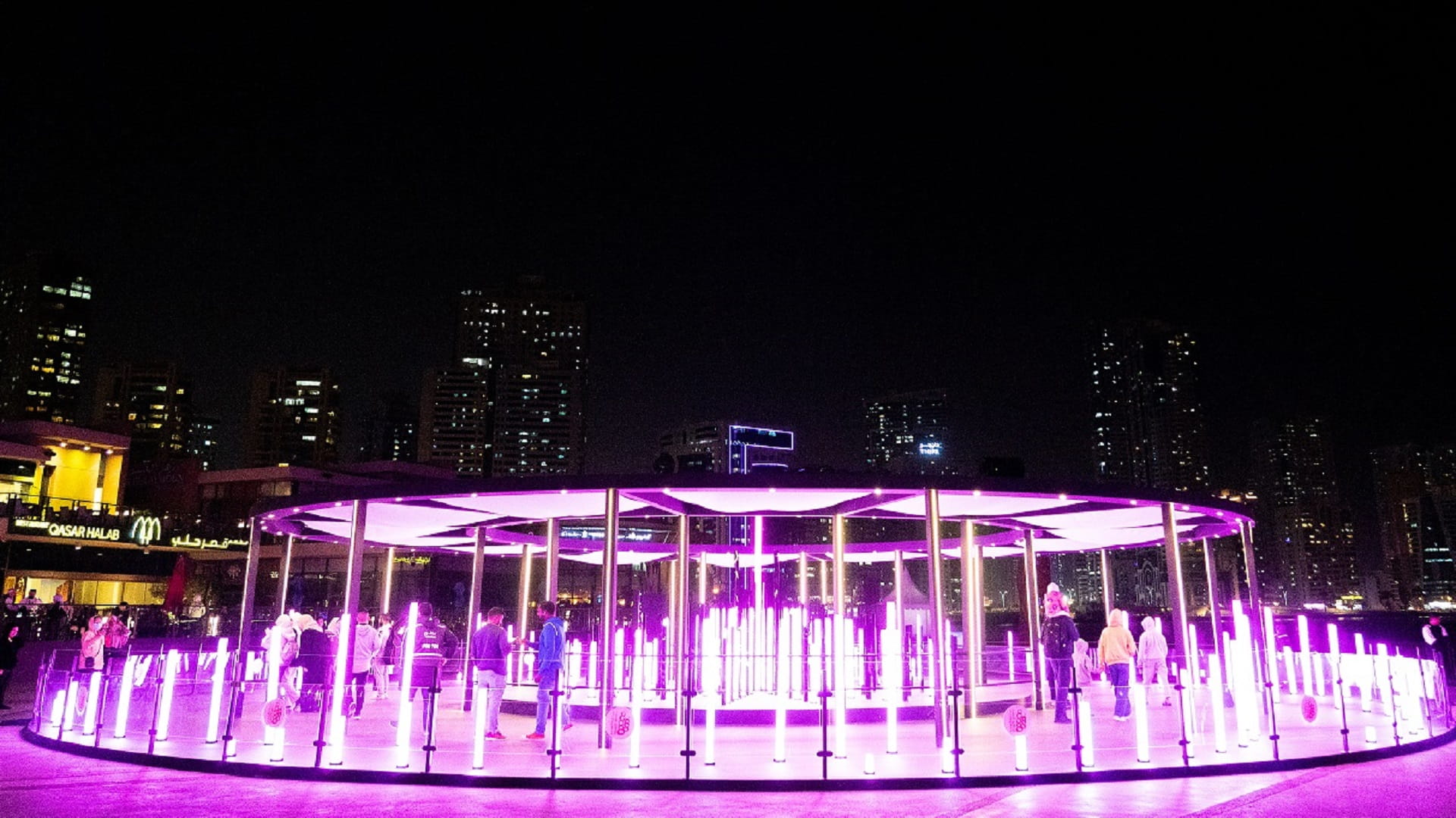 صورة بعنوان: مهرجان أضواء الشارقة يزين كورنيش البحيرة وواجهة المجاز ومقر "بيئة" 