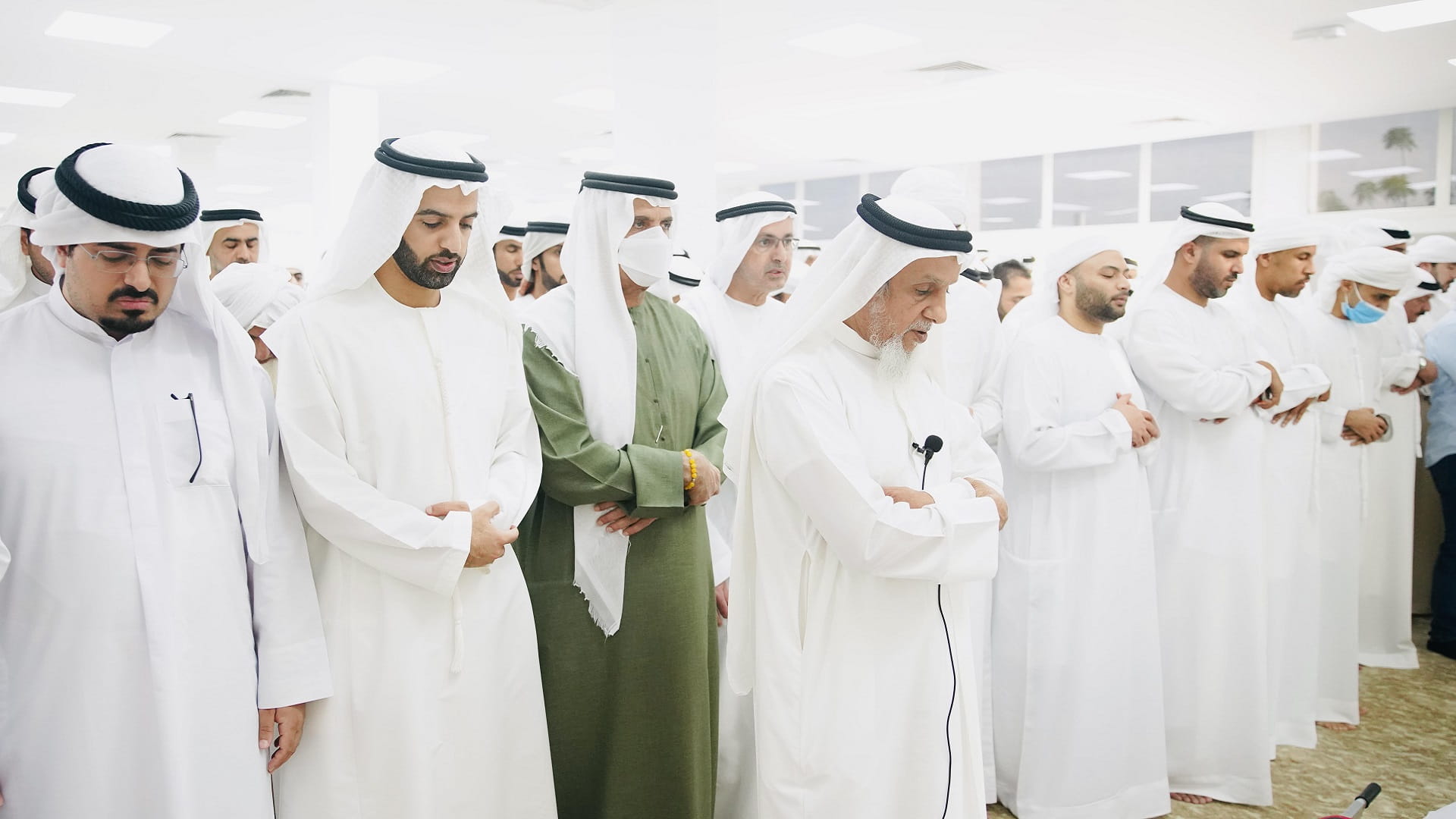 صورة بعنوان: حاكم رأس الخيمة وولي عهده يؤديان صلاة الجنازة على جثمان محمد الملا 