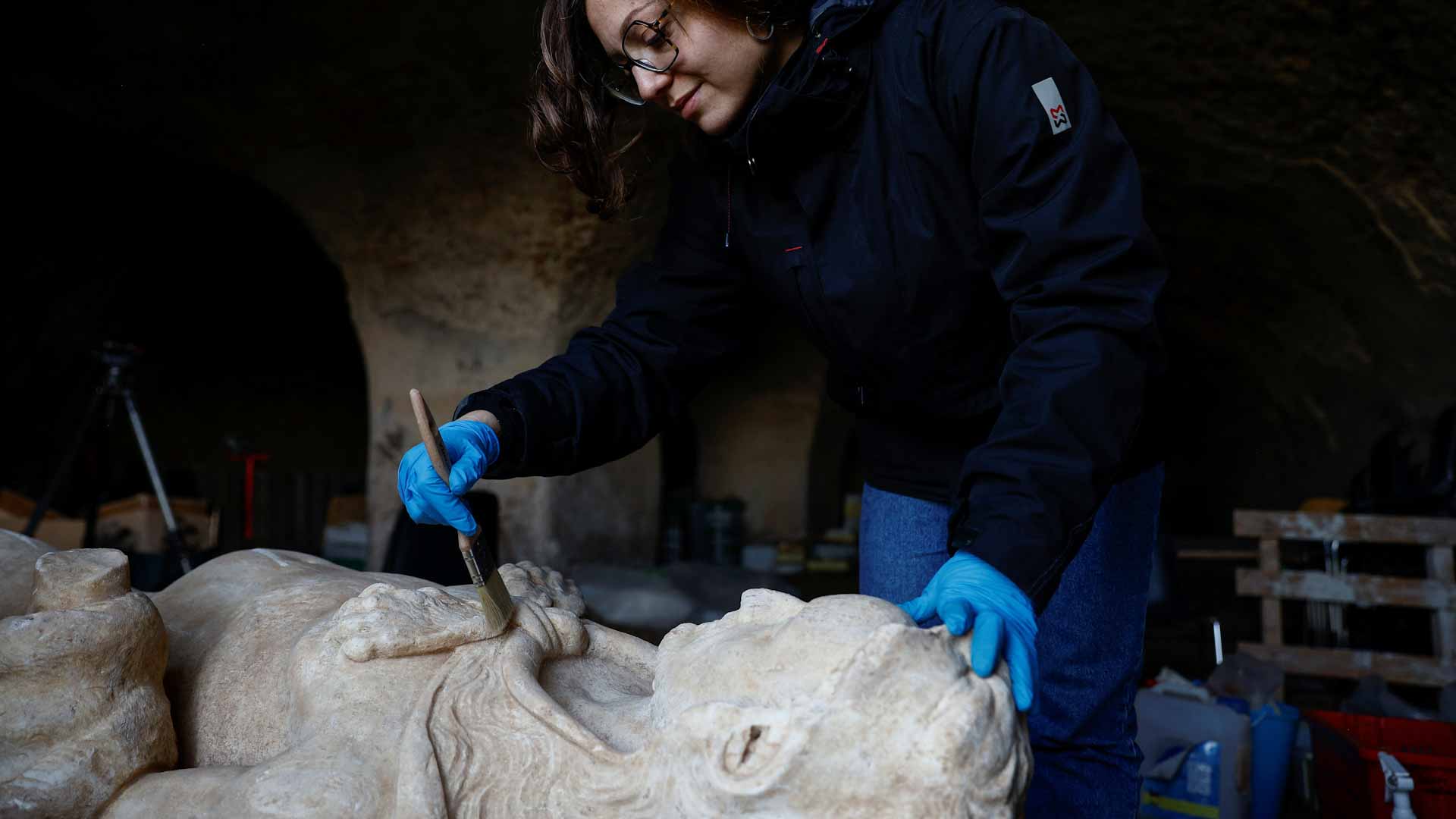 صورة بعنوان: اكتشاف تمثال "هرقل" أثناء أعمال حفر في روما 