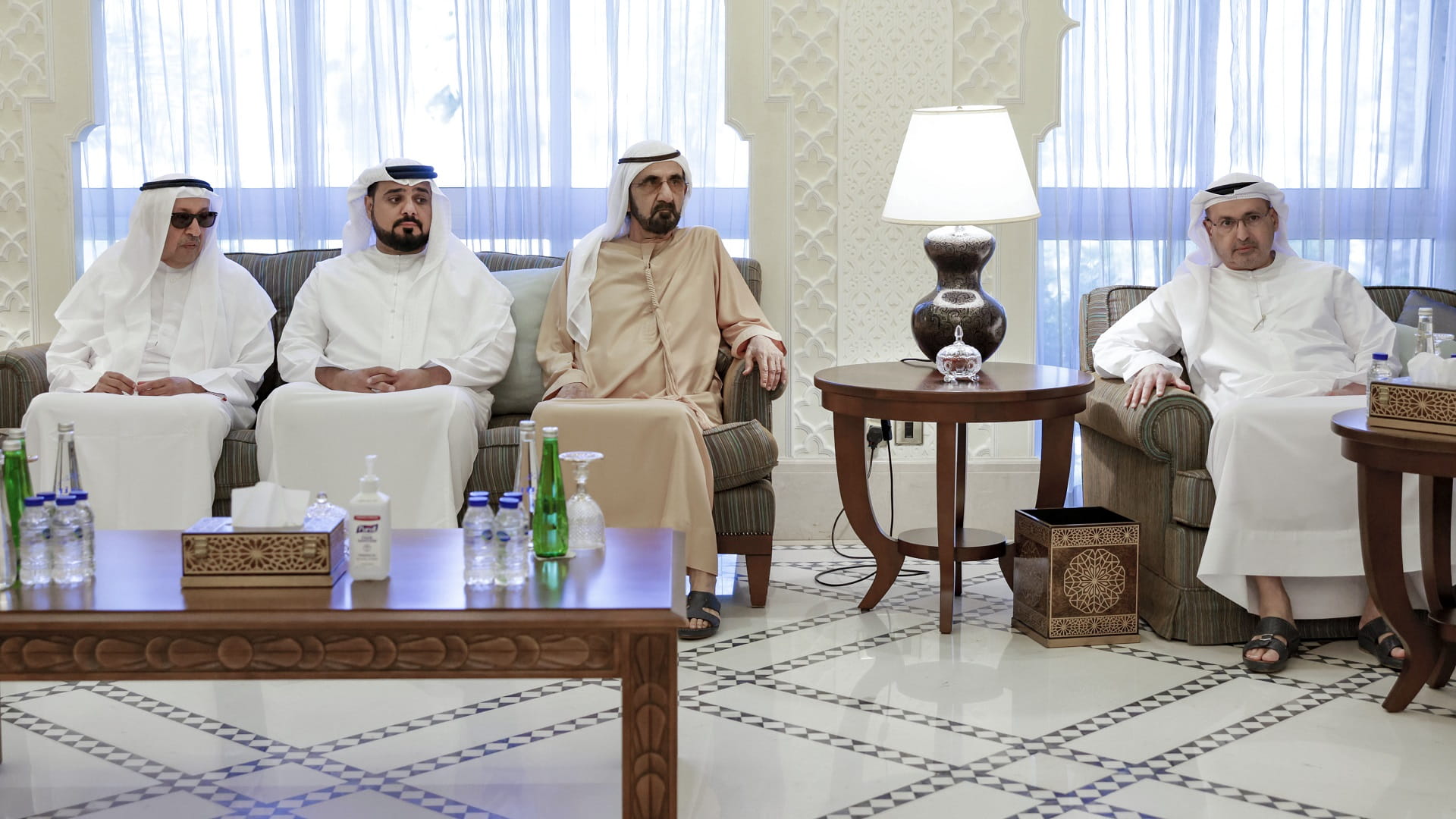 صورة بعنوان: محمد بن راشد يقدّم واجب العزاء في وفاة محمد الملا 