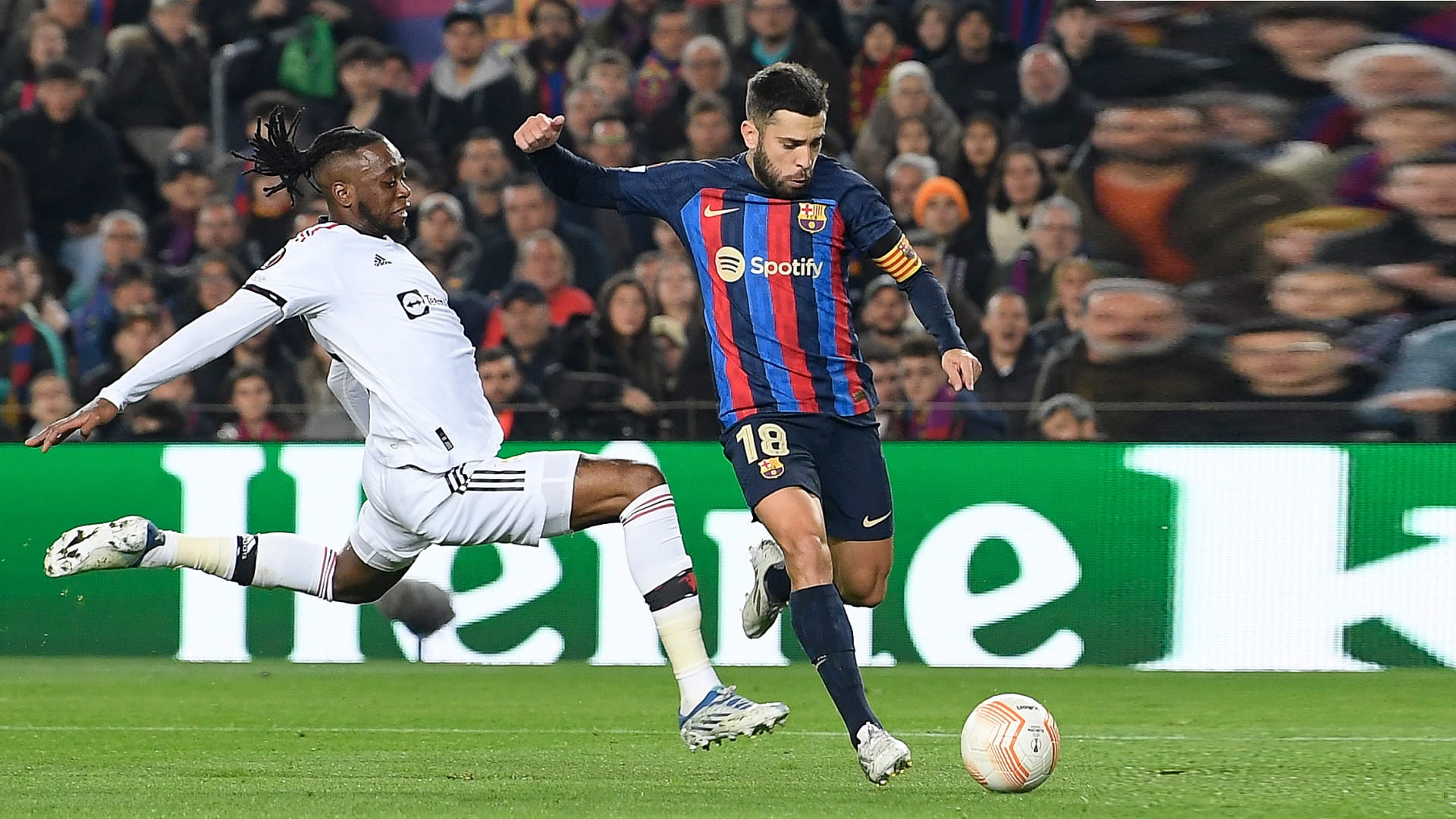 صورة بعنوان: برشلونة ينجو من السقوط أمام مانشستر يونايتد في الدوري الأوروبي 