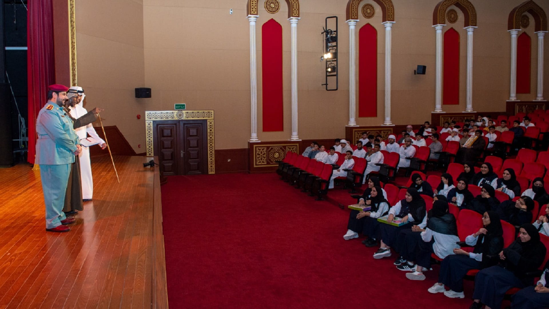 صورة بعنوان: شرطة الشارقة تقدم مسرحية حول جرائم الابتزاز الإلكتروني في خورفكان 