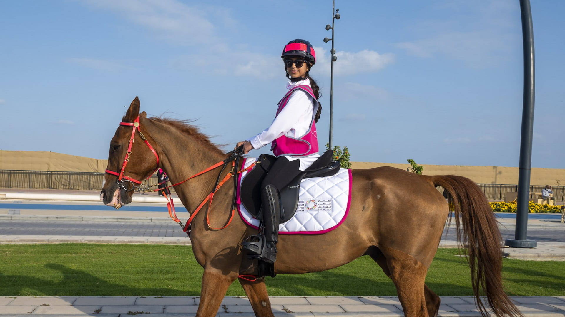 صورة بعنوان: الفرسان الصغار في مقدمة مسيرة فرسان القافلة الوردية الـ11 