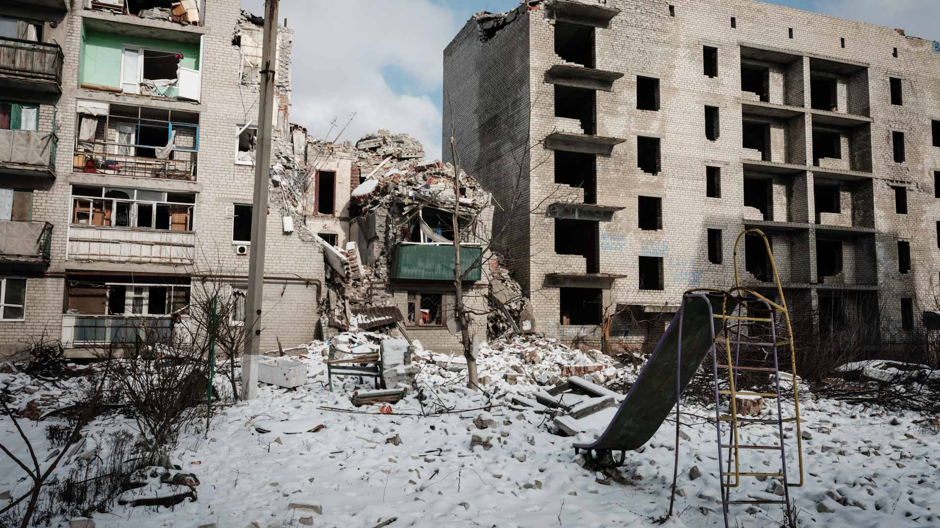 Image for the title: Frontline soldiers in Ukraine beg for more tanks and ammunition 