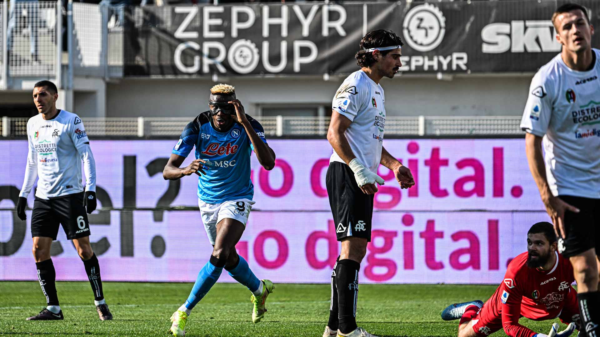 صورة بعنوان: نابولي يتمسك بقوة بصدارة الدوري الإيطالي 