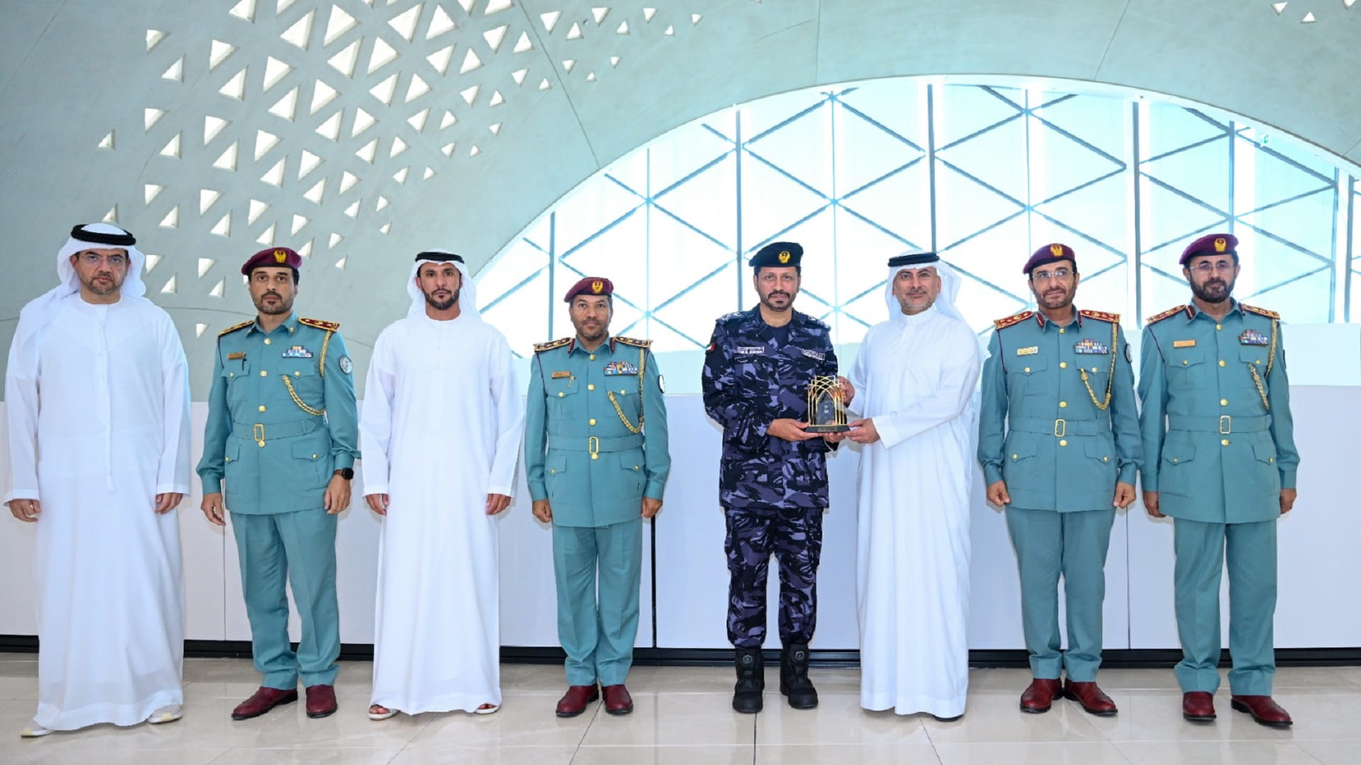 صورة بعنوان: قائد عام شرطة الشارقة يزور مقر مجموعة بيئة الرئيسي 