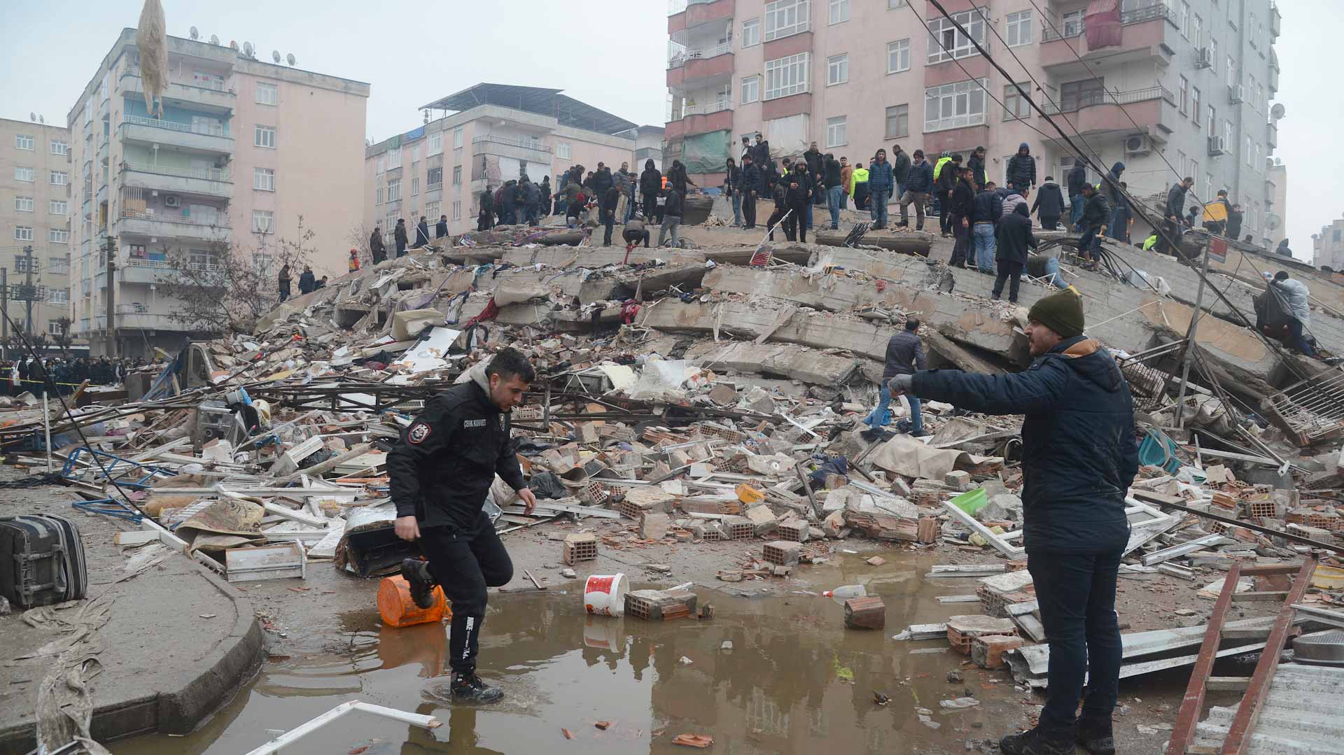 صورة بعنوان: ‎‫بسبب الزلزال.. تعليق الدوري التركي لكرة القدم لأجل غير مسمى 