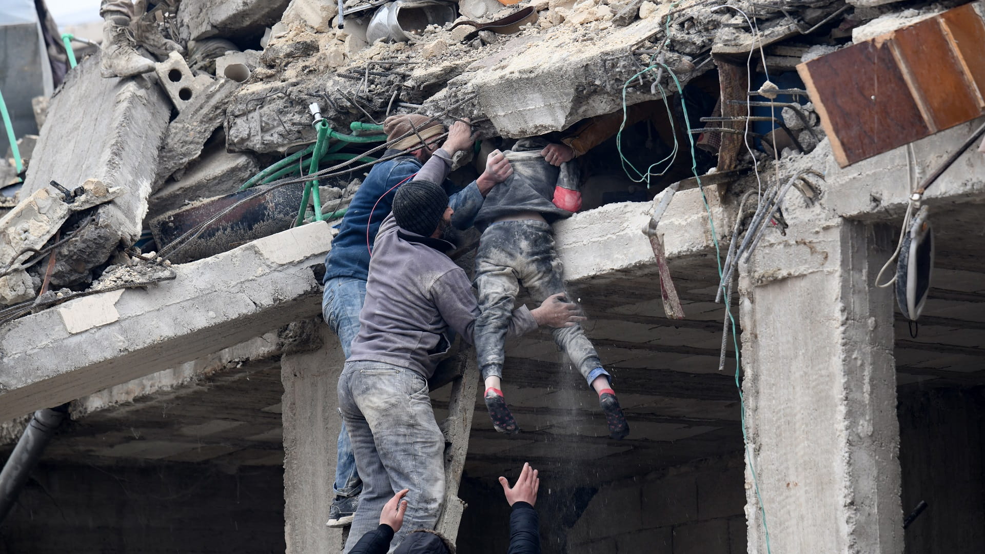 صورة بعنوان: مقتل أكثر من 2700 وإصابة الآلاف في زلزالي سوريا وتركيا 