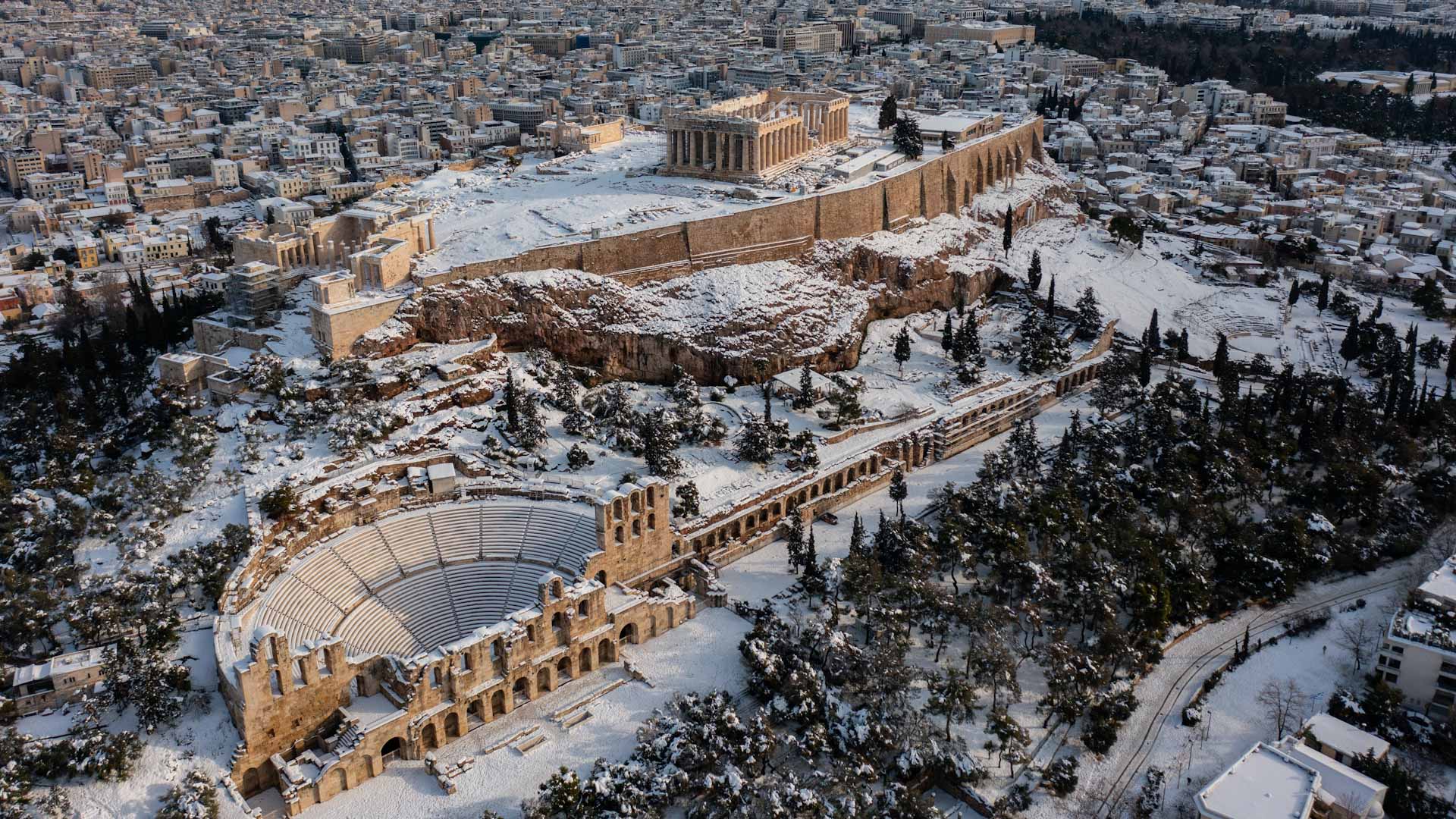 Image for the title: Snowstorm shuts schools and shops, disrupts traffic in Athens 
