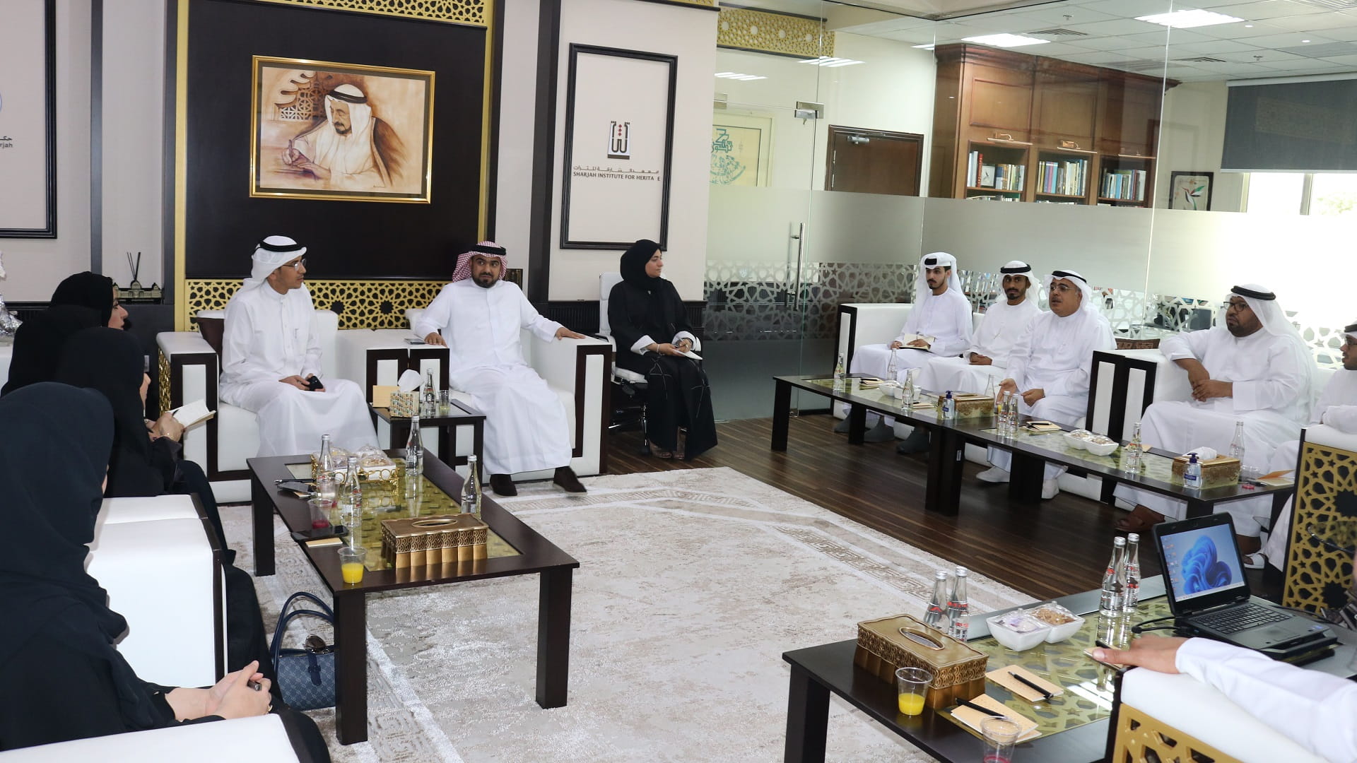 صورة بعنوان: لجنة باستشاري الشارقة تطلع على جهود وبرامج معهد التراث في الإمارة 